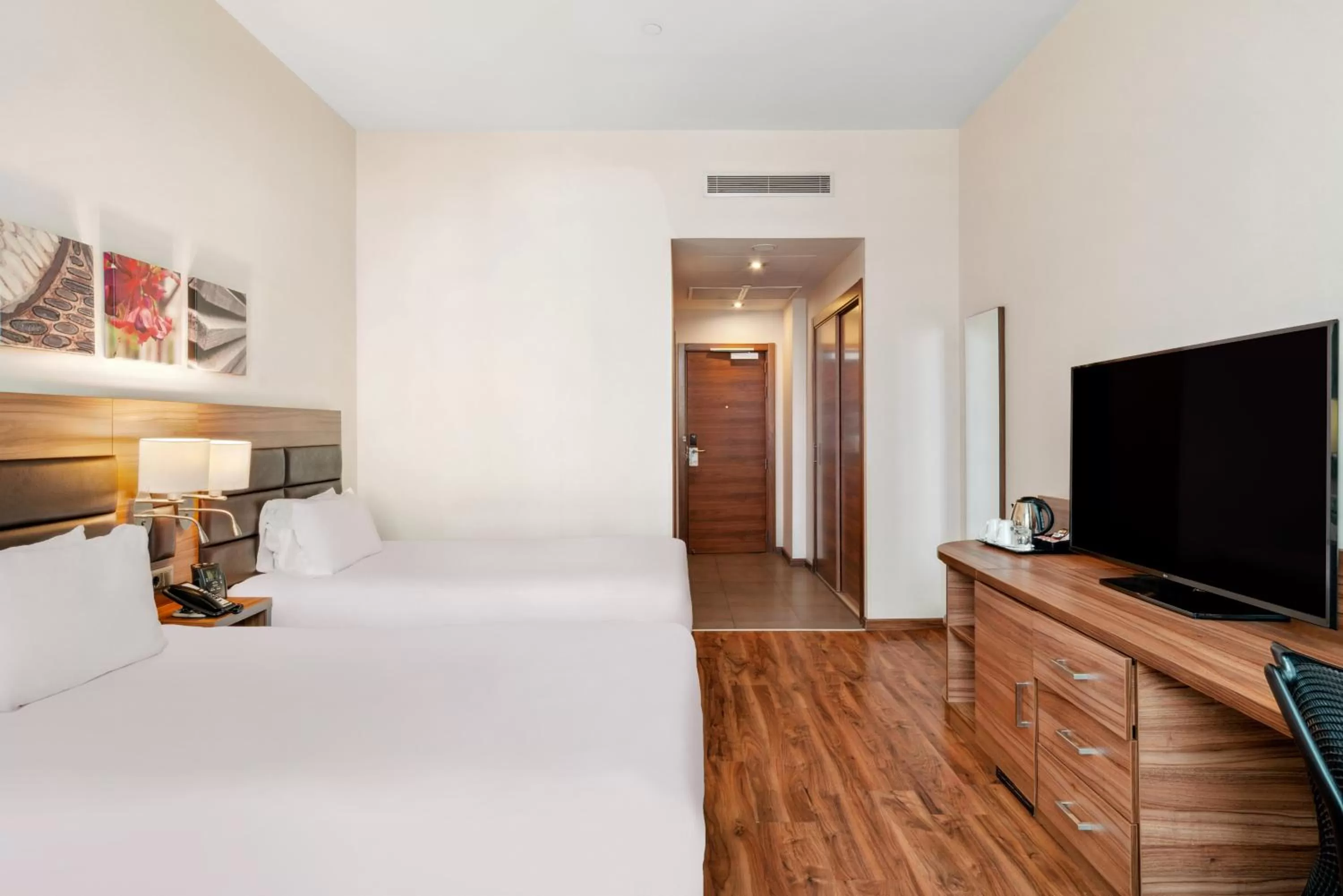 Photo of the whole room, Bed in Hilton Garden Inn Sevilla