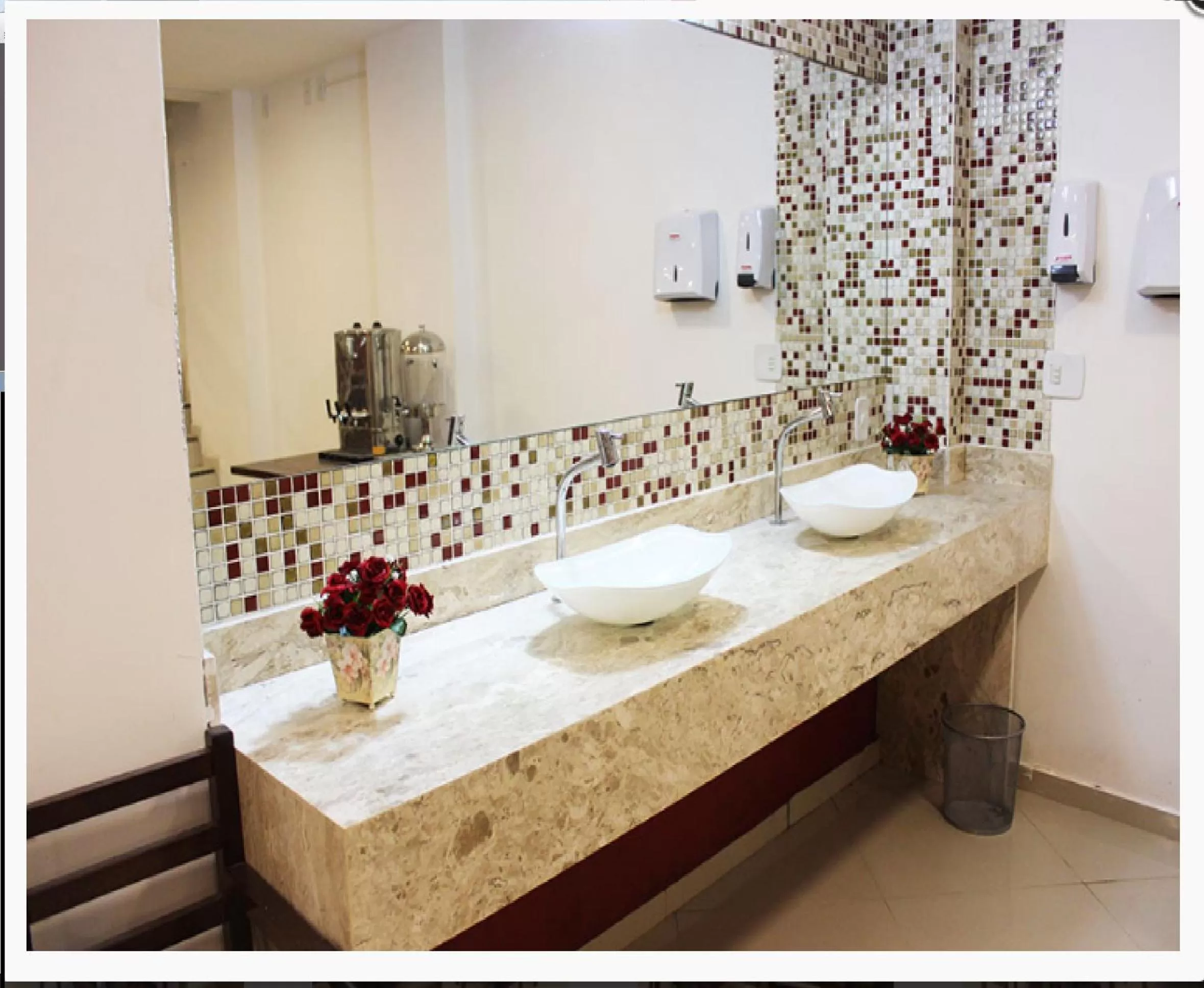 Restaurant/places to eat, Bathroom in Ágape Hotel De Aparecida
