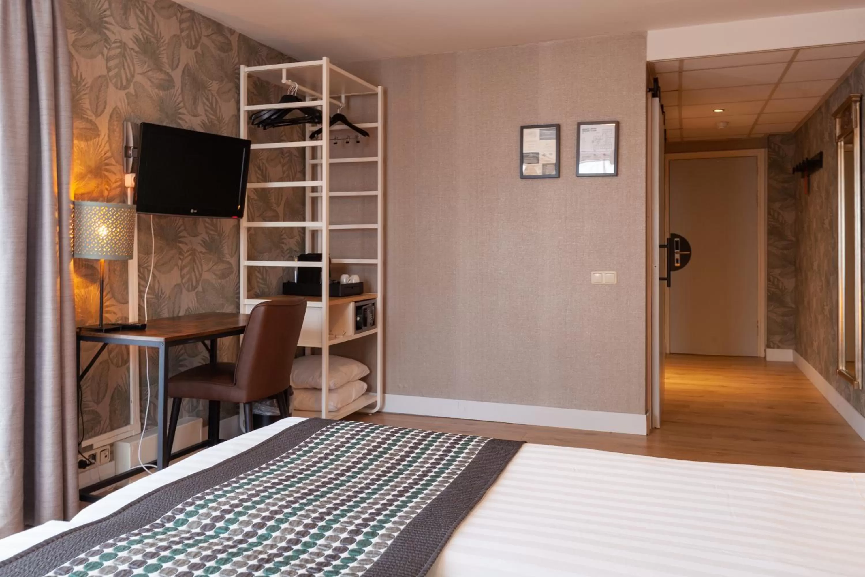 TV and multimedia, Bed in Amsterdam Hotel Uithoorn