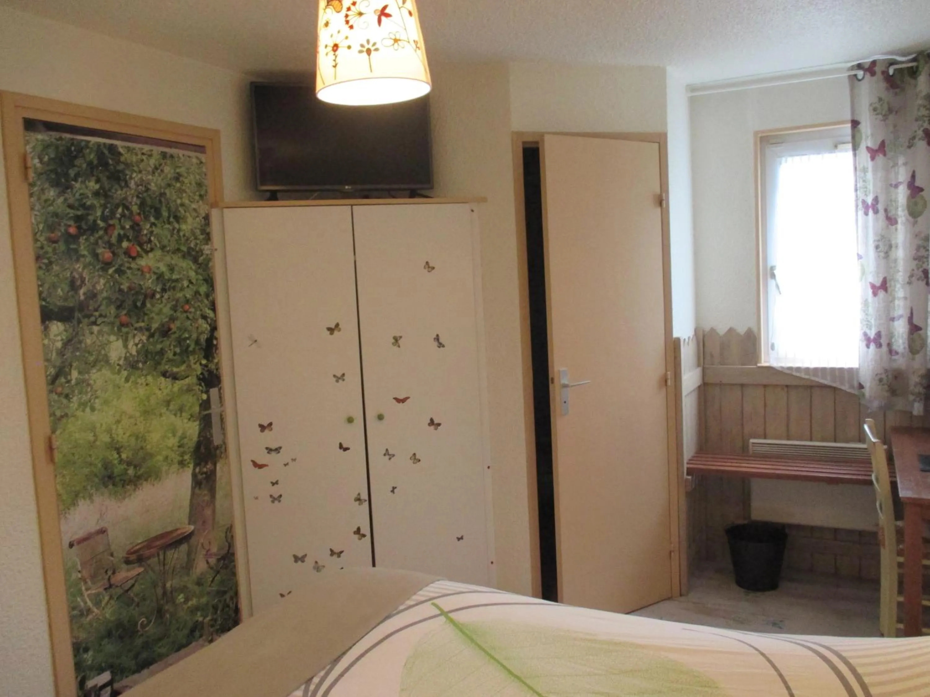 Photo of the whole room, Bed in Contact Hôtel Come Inn