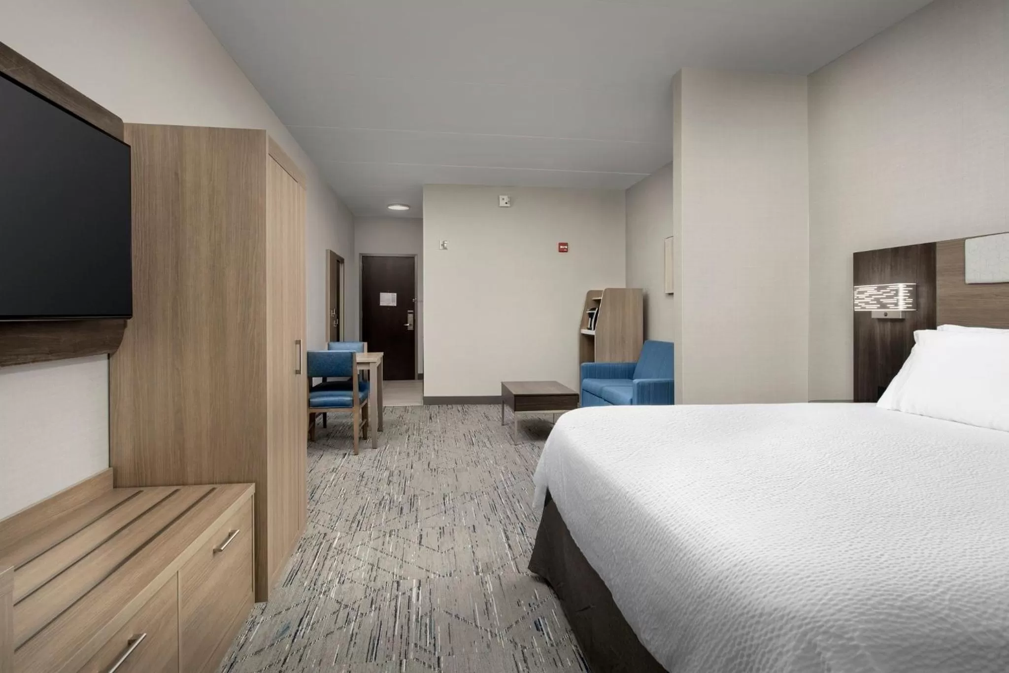 Photo of the whole room, Bed in Holiday Inn Express & Suites Knoxville-Clinton by IHG