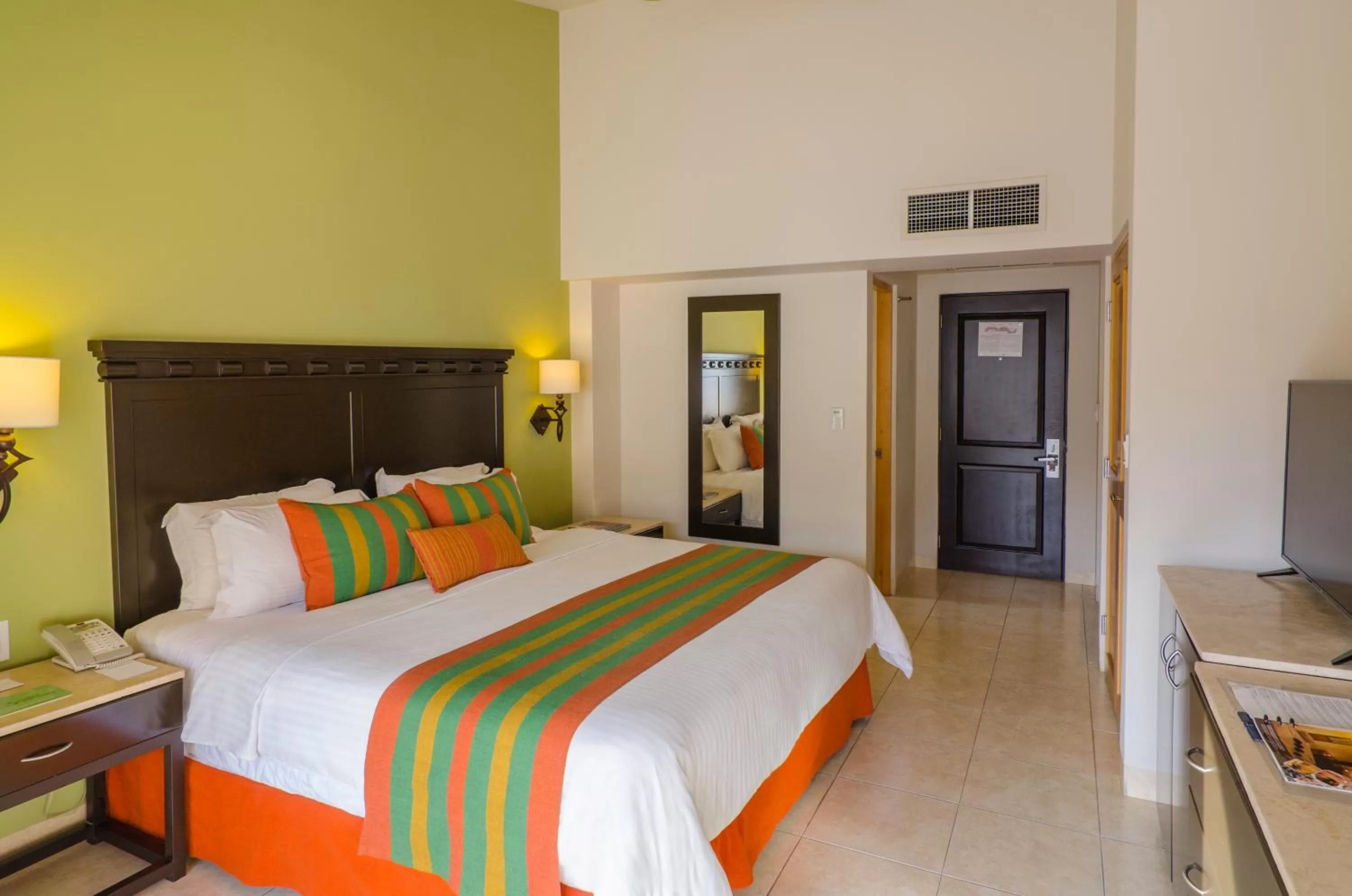 Bed in Hotel Tesoro Los Cabos