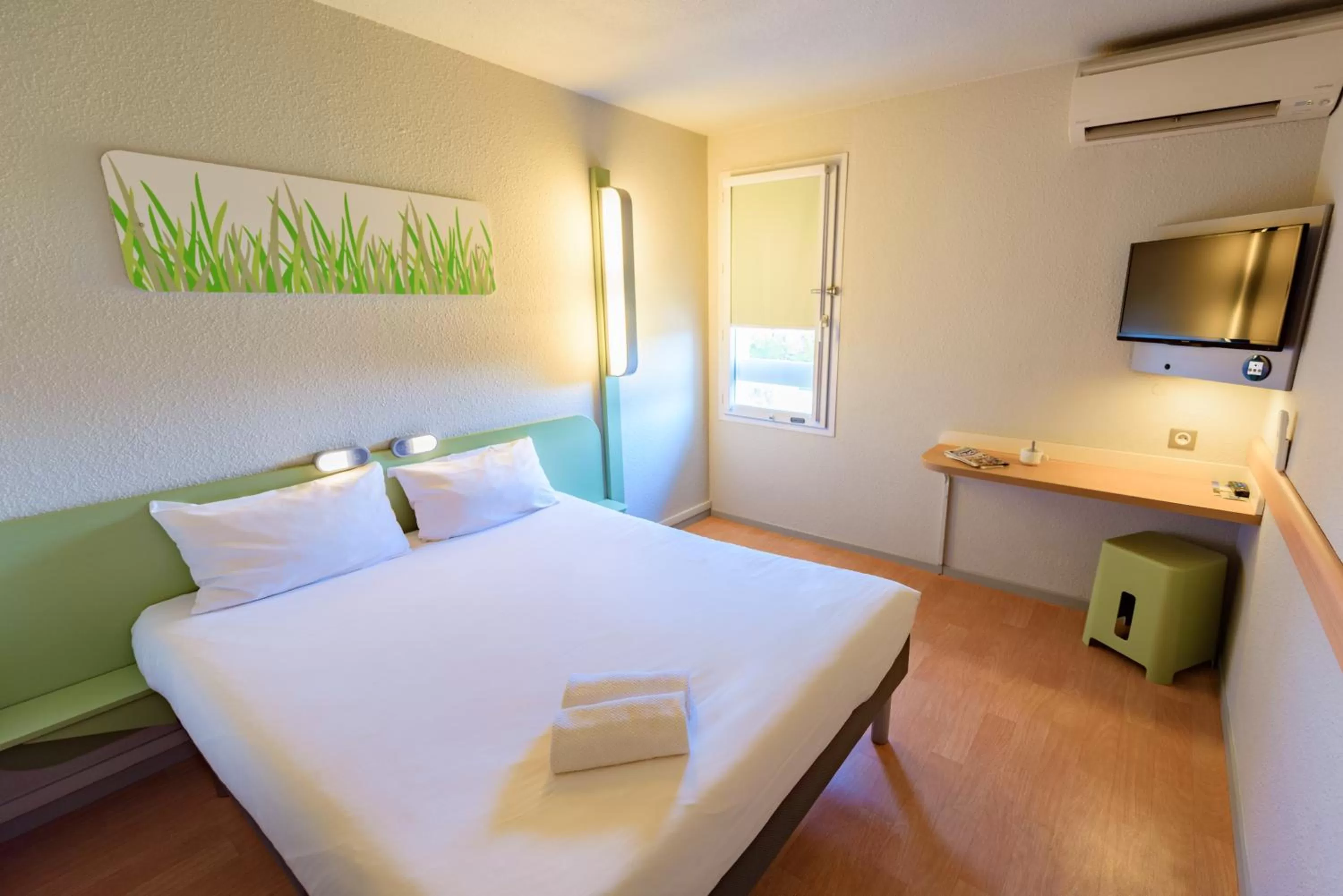 Photo of the whole room, Bed in Ibis Budget Avignon Nord