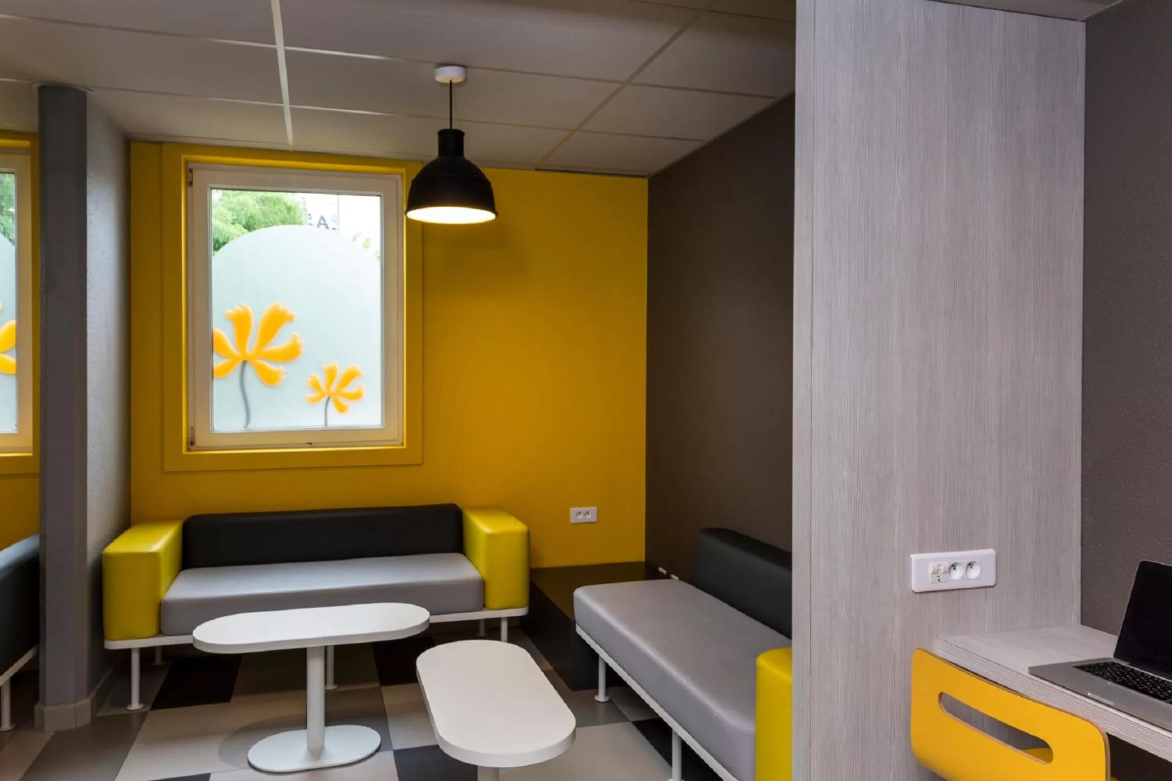 Communal lounge/ TV room in Premiere Classe Roissy Aéroport Charles De Gaulle