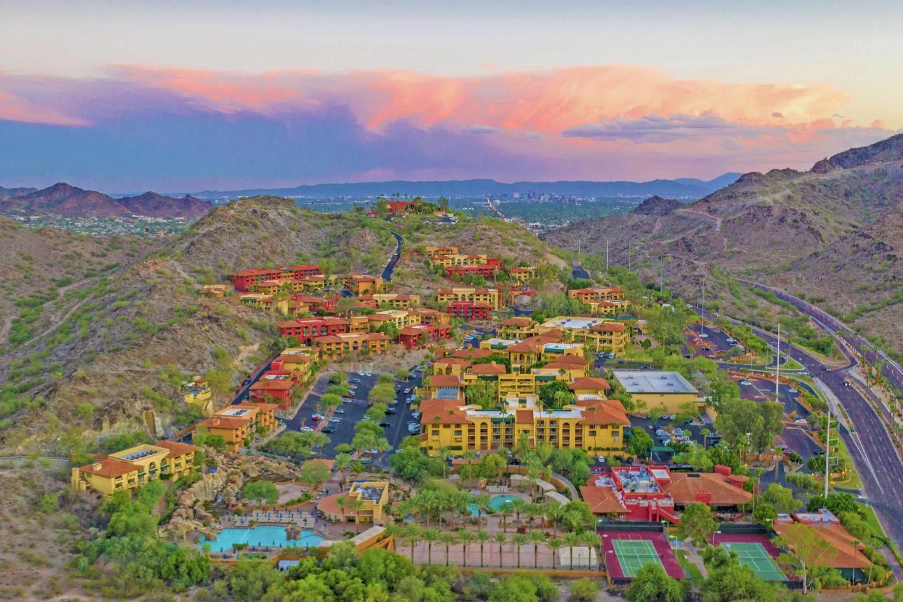 Property building in Hilton Phoenix Tapatio Cliffs Resort