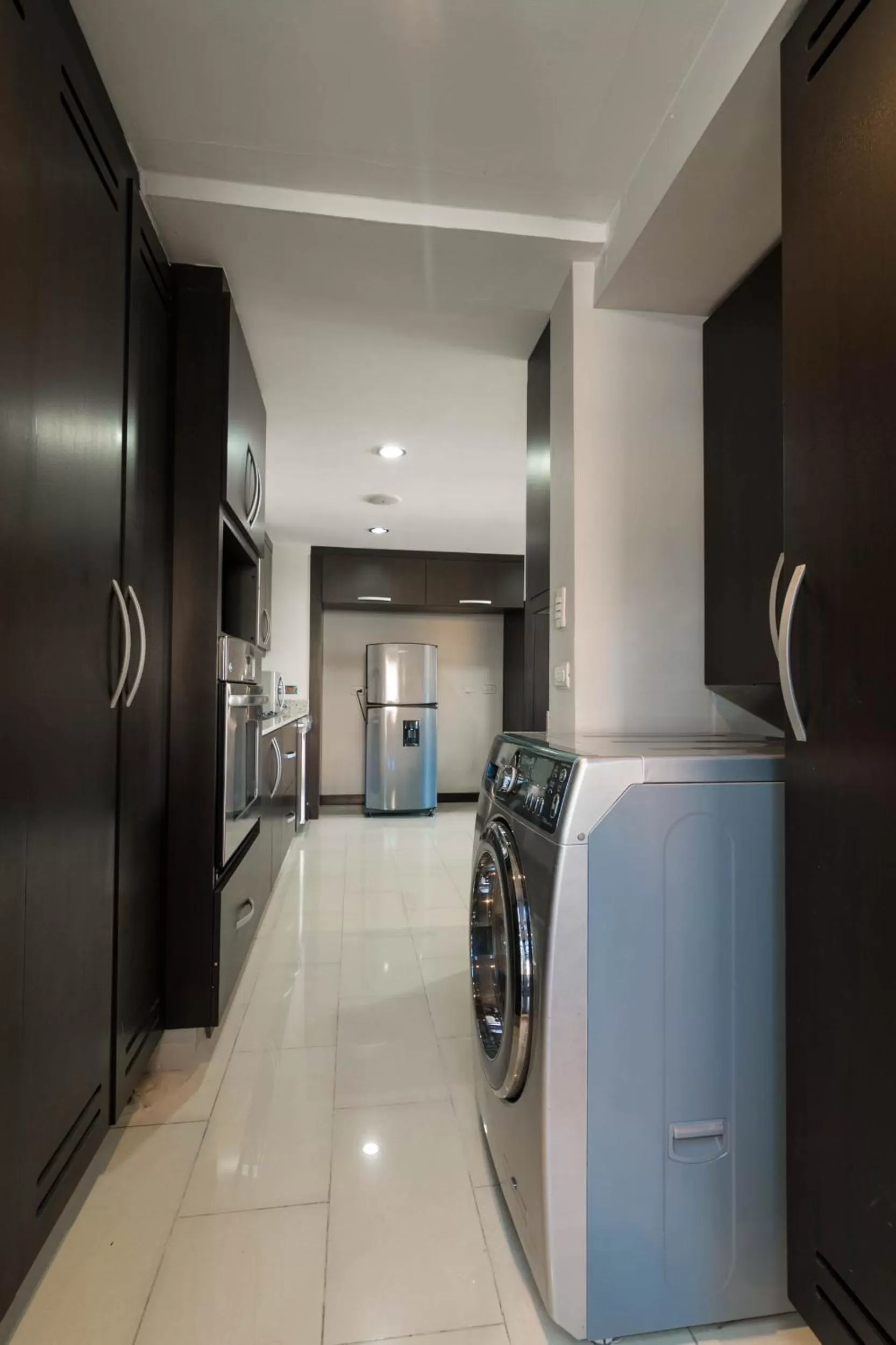 washing machine in Apartamentos Poblado Alejandría by HOUSY HOST