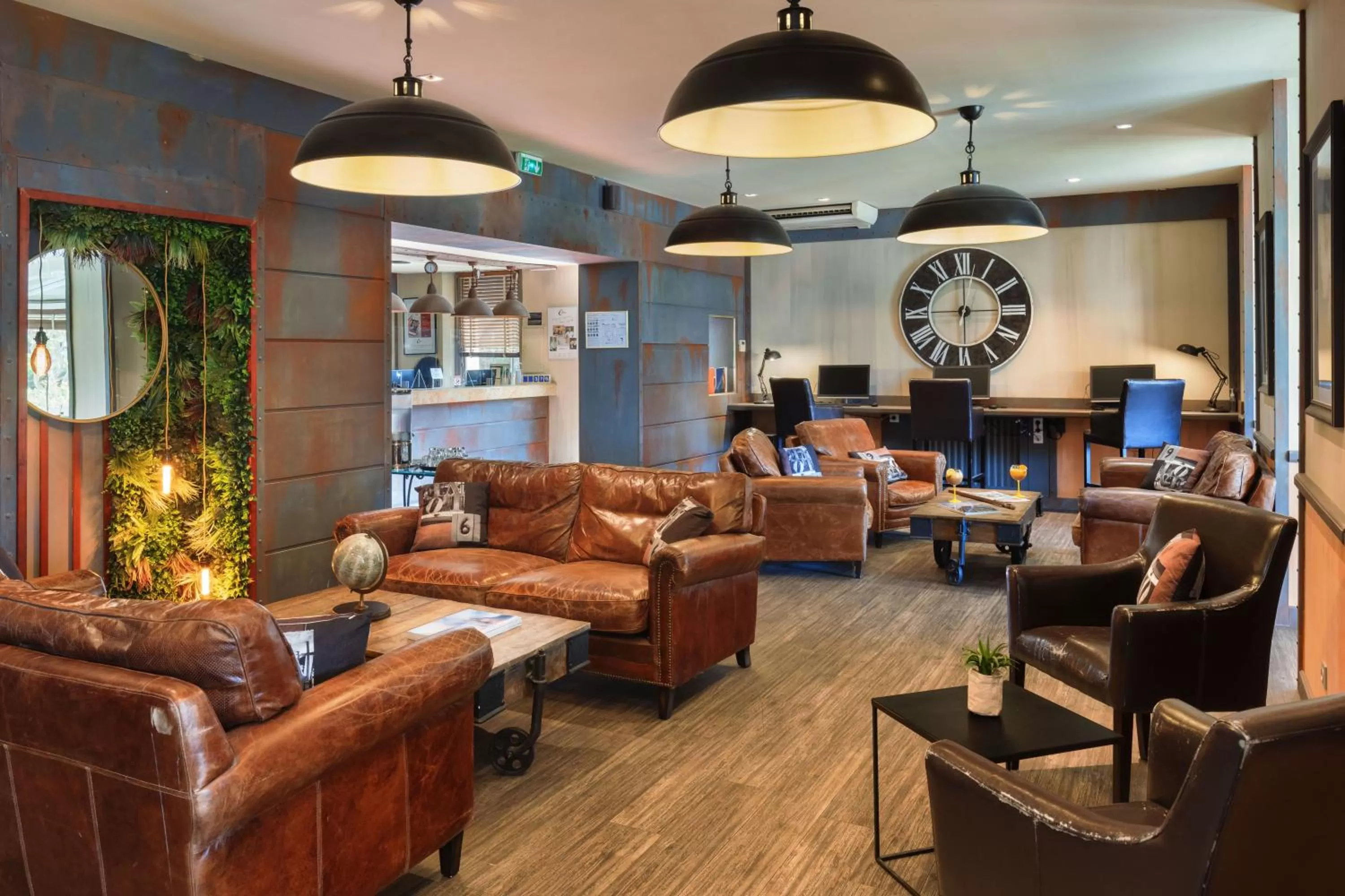 Lounge or bar in Best Western Hôtel des Orangers Cannes