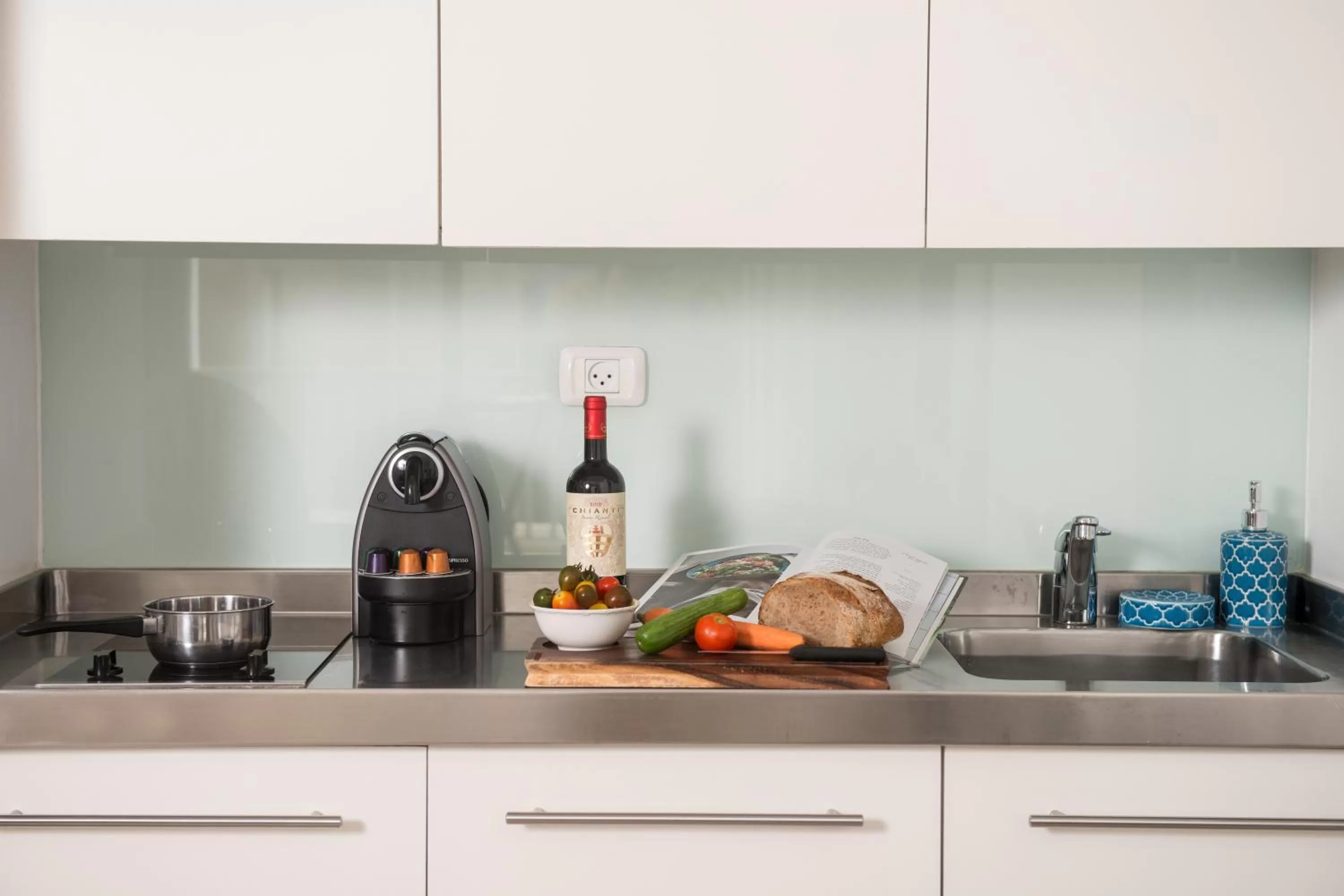 Coffee/tea facilities in Sea Executive Suites