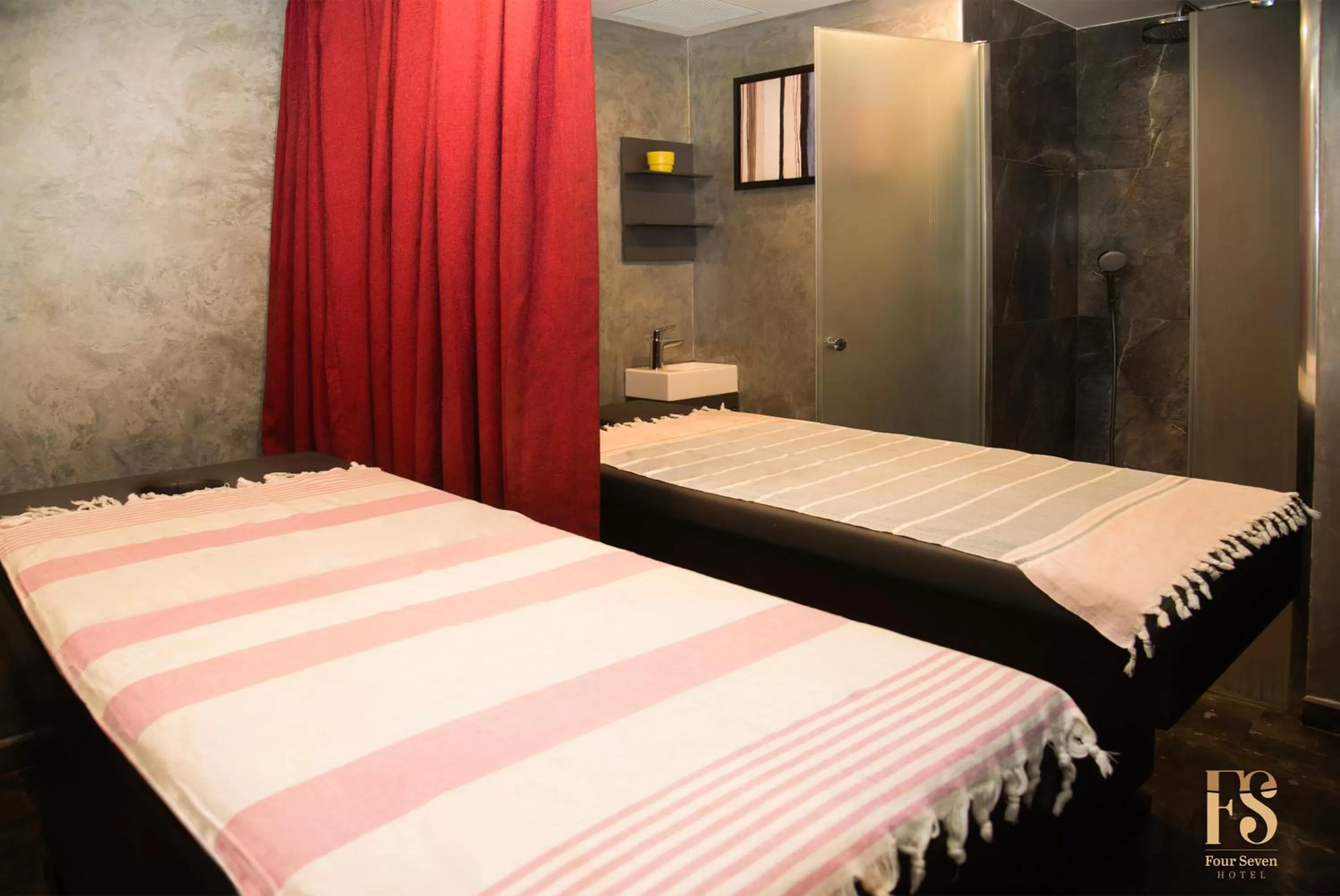 Spa and wellness centre/facilities, Bed in FOUR SEVEN HOTEL