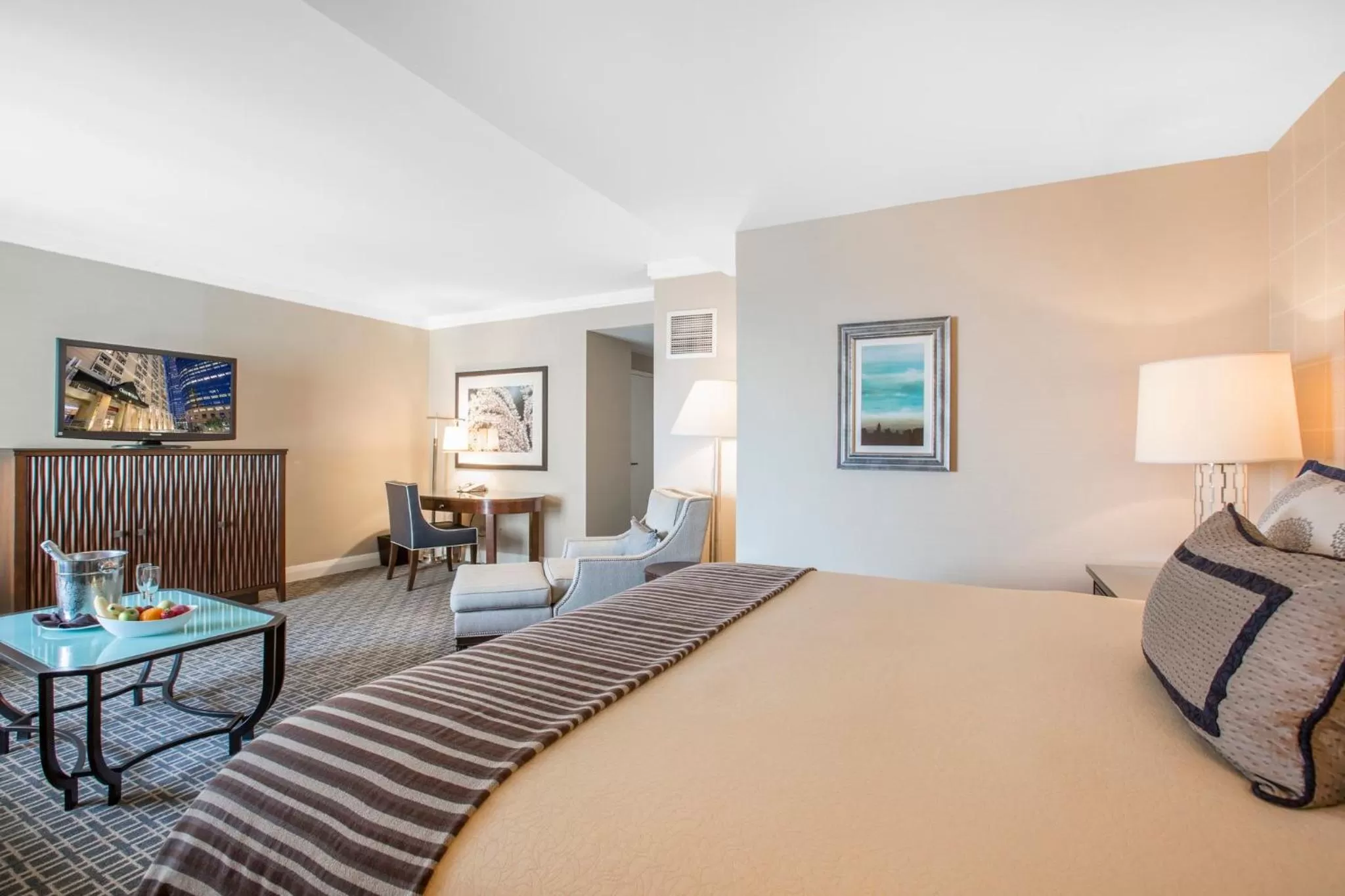 Photo of the whole room, Bed in Omni Los Angeles Hotel