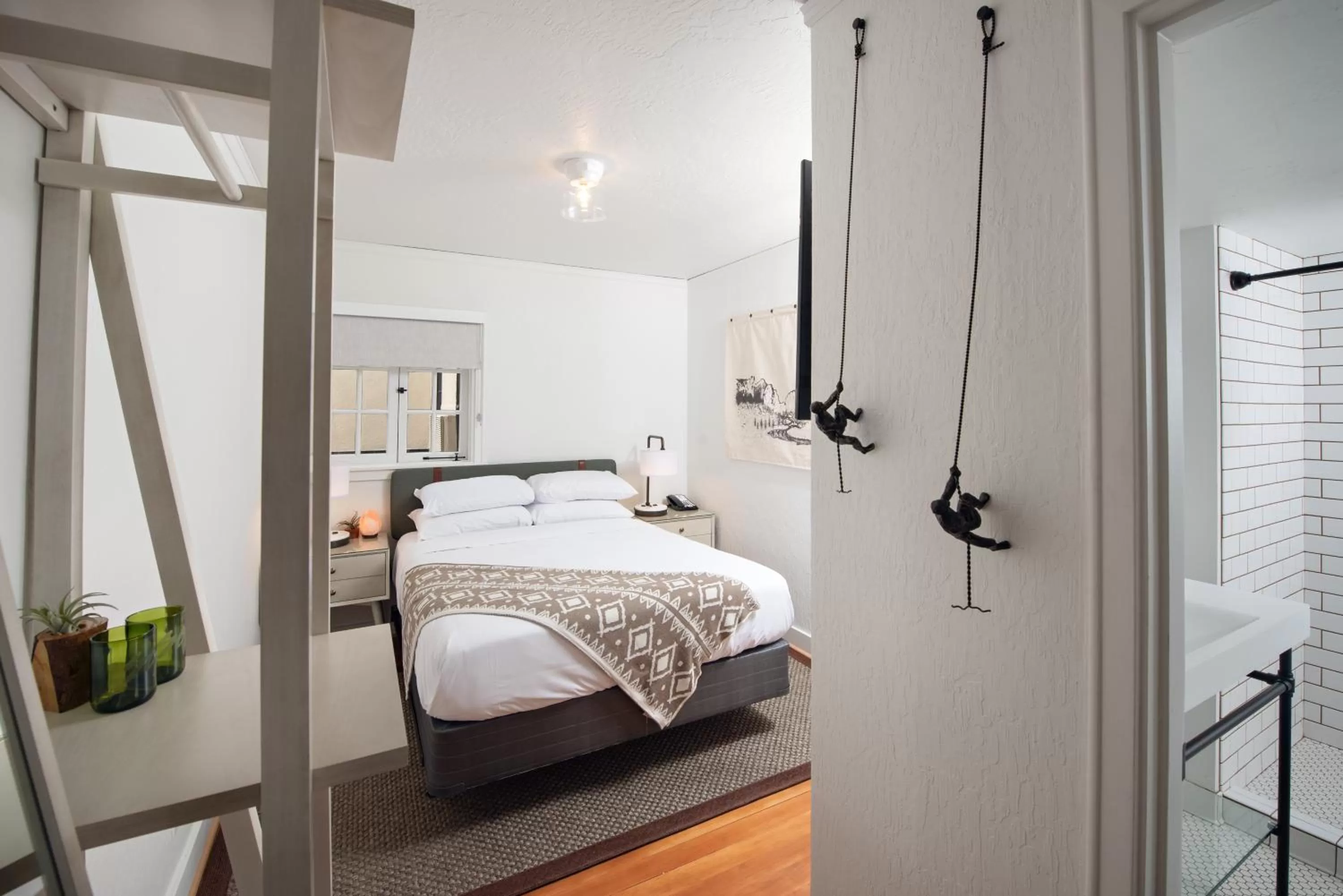 Standard Queen Room in SCP Redmond Hotel