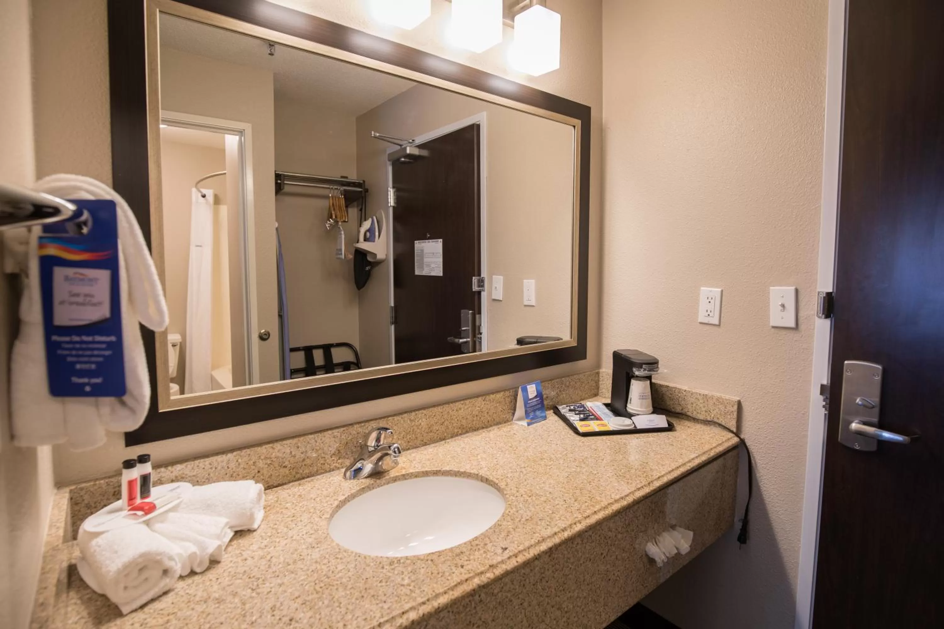 Bathroom in Baymont by Wyndham Detroit Airport/Romulus