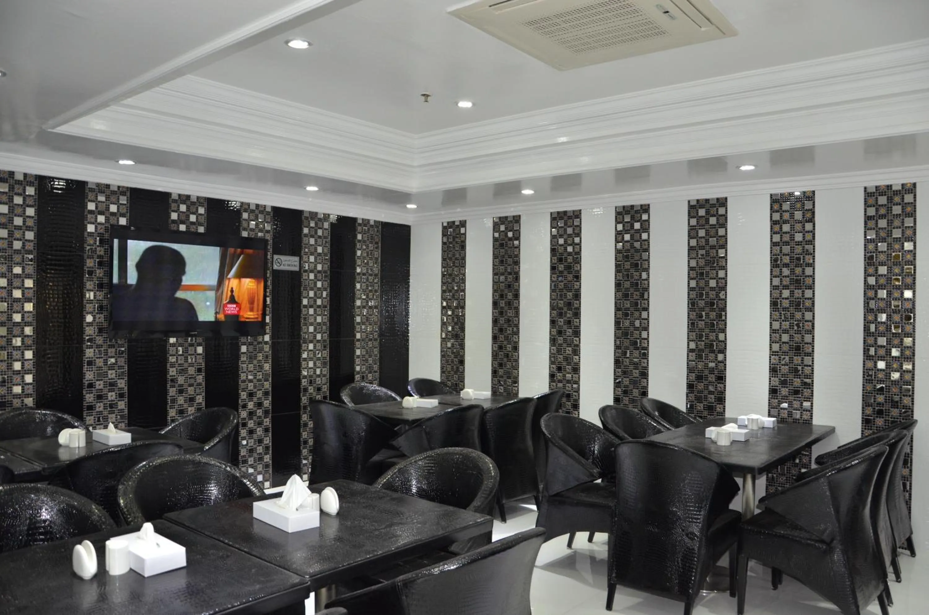 Restaurant/places to eat in White Fort Hotel