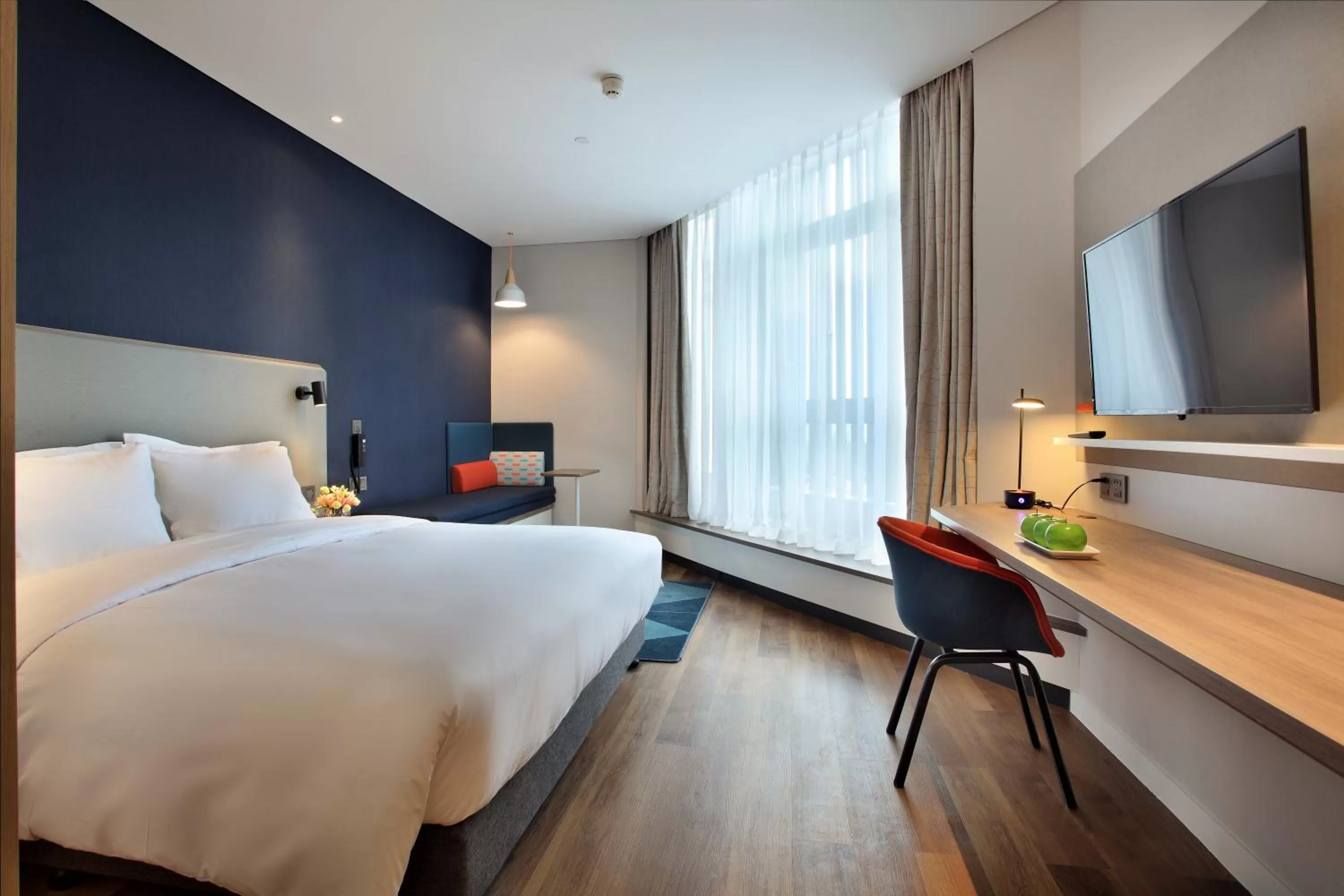 Photo of the whole room, Bed in Holiday Inn Express Guilin City Center by IHG