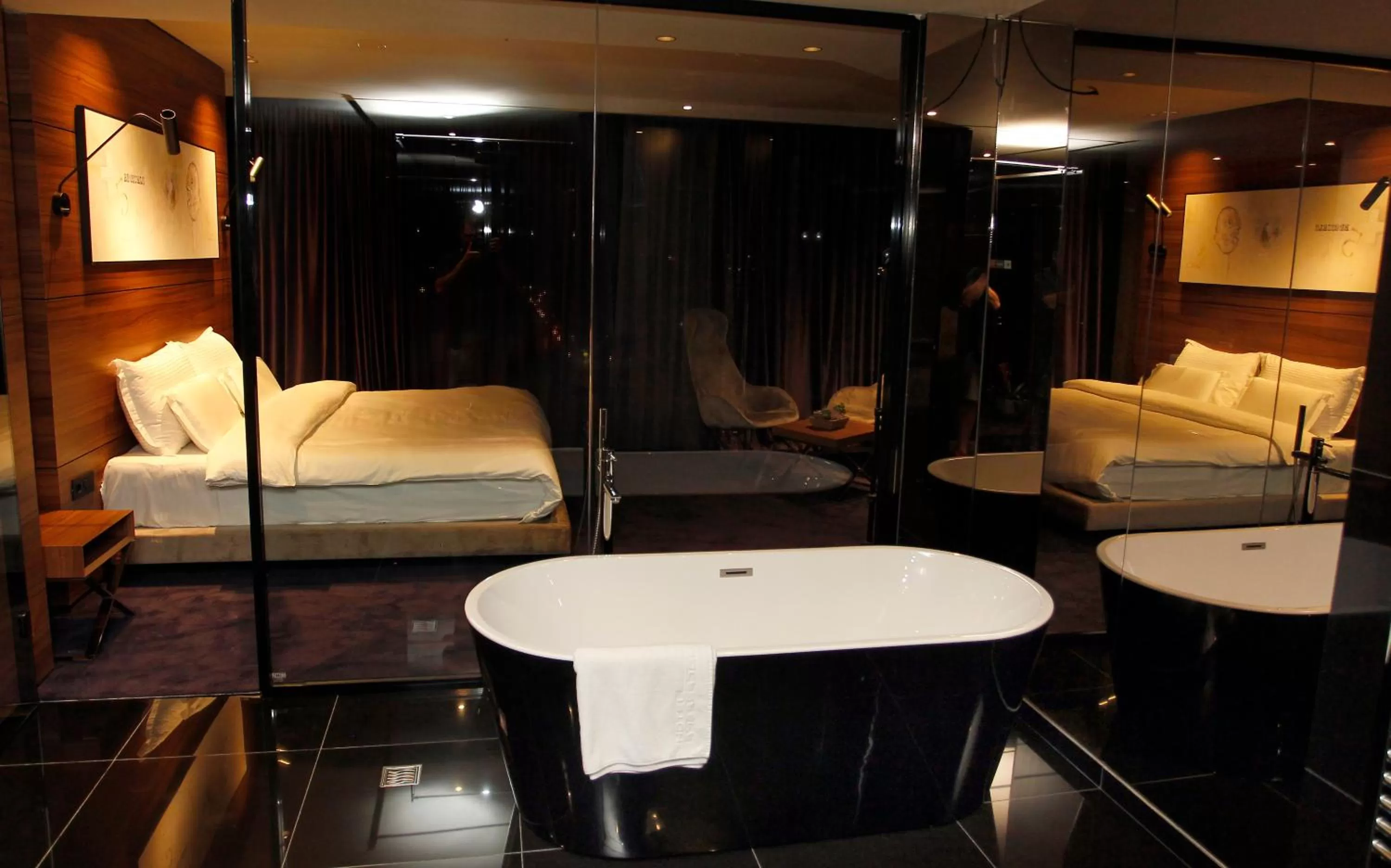 Bathroom, Bed in Ambasador Hotel