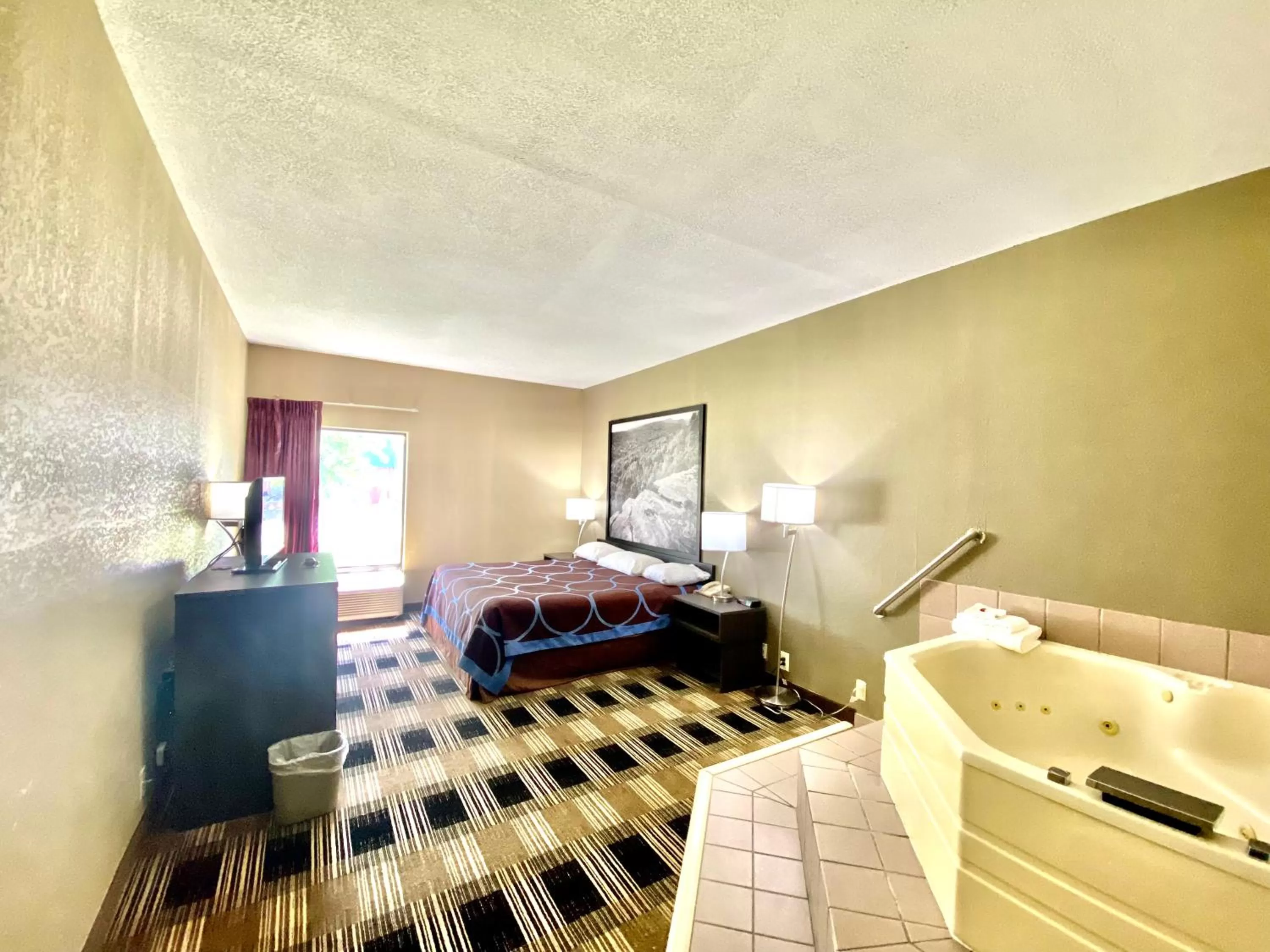 Hot Tub, Bed in Super 8 by Wyndham Conway