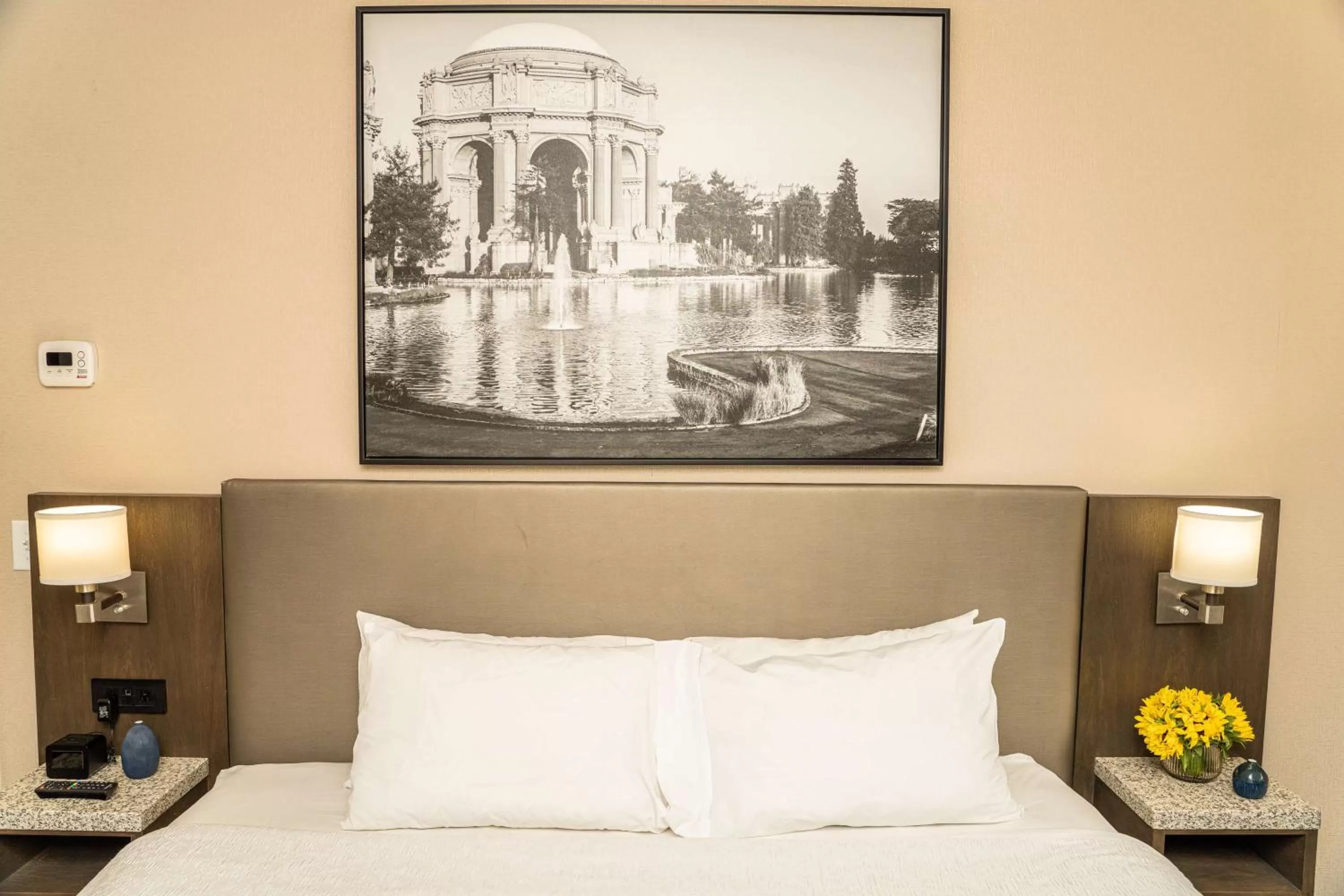 Bed in Hampton Inn San Francisco Downtown/Convention Center