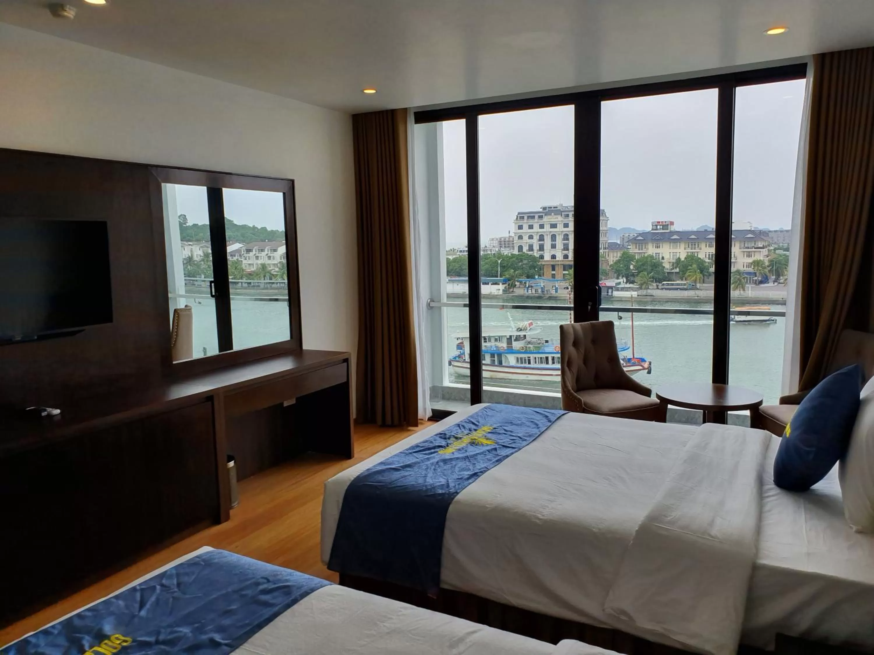 Balcony/Terrace, Bed in Golden Palm HaLong Hotel