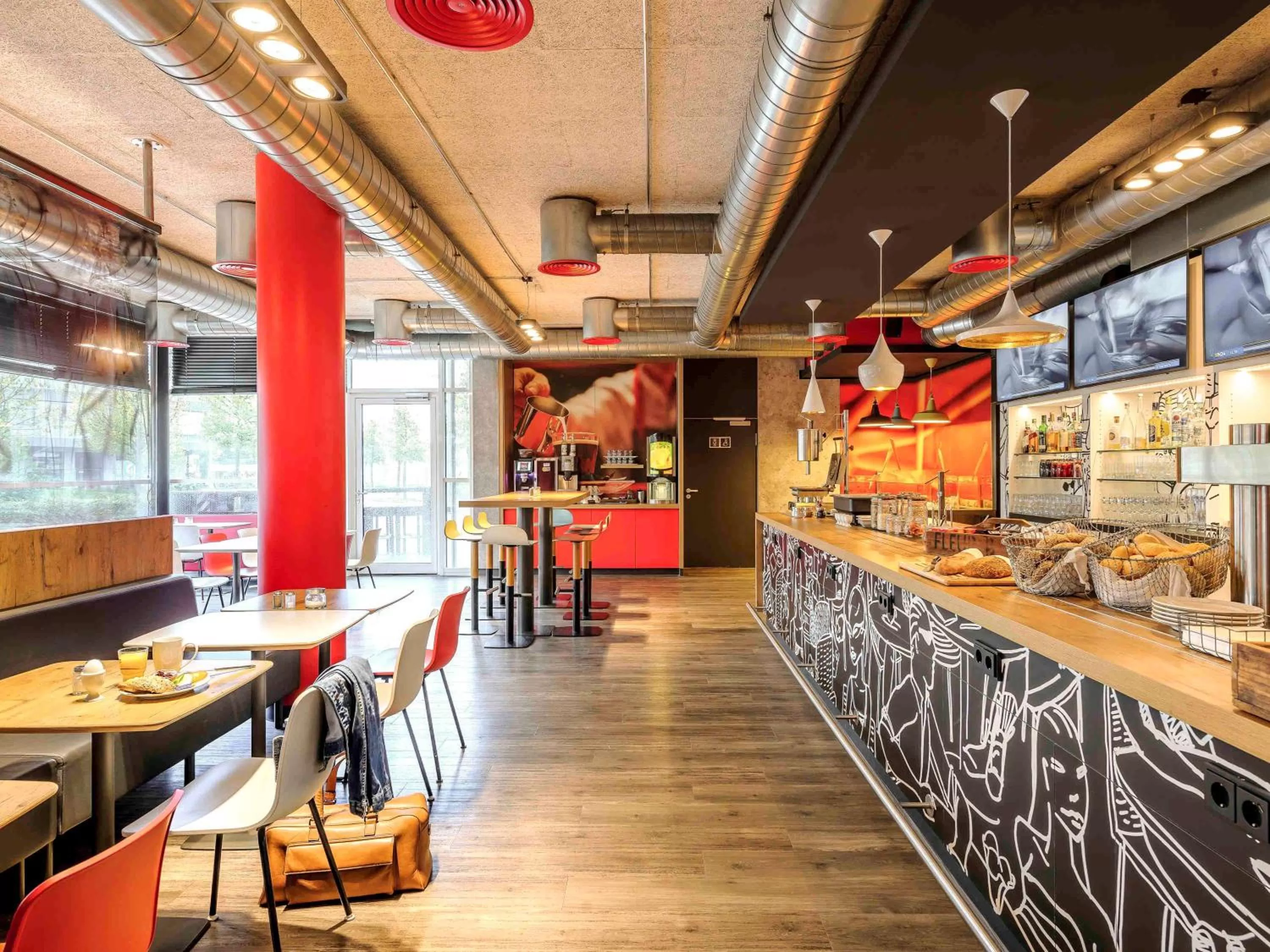 Restaurant/places to eat in ibis Hotel München Messe