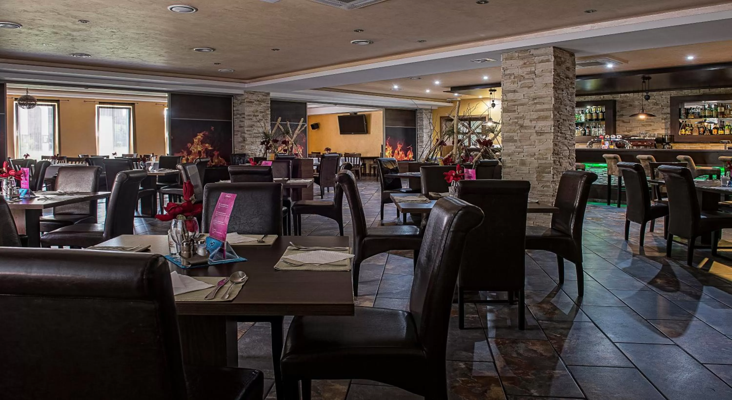 Restaurant/places to eat in Hotel Polo