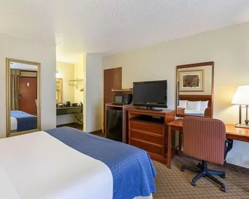 Bed in GreenTree Hotel & Extended Stay I-10 FWY Houston, Channelview, Baytown