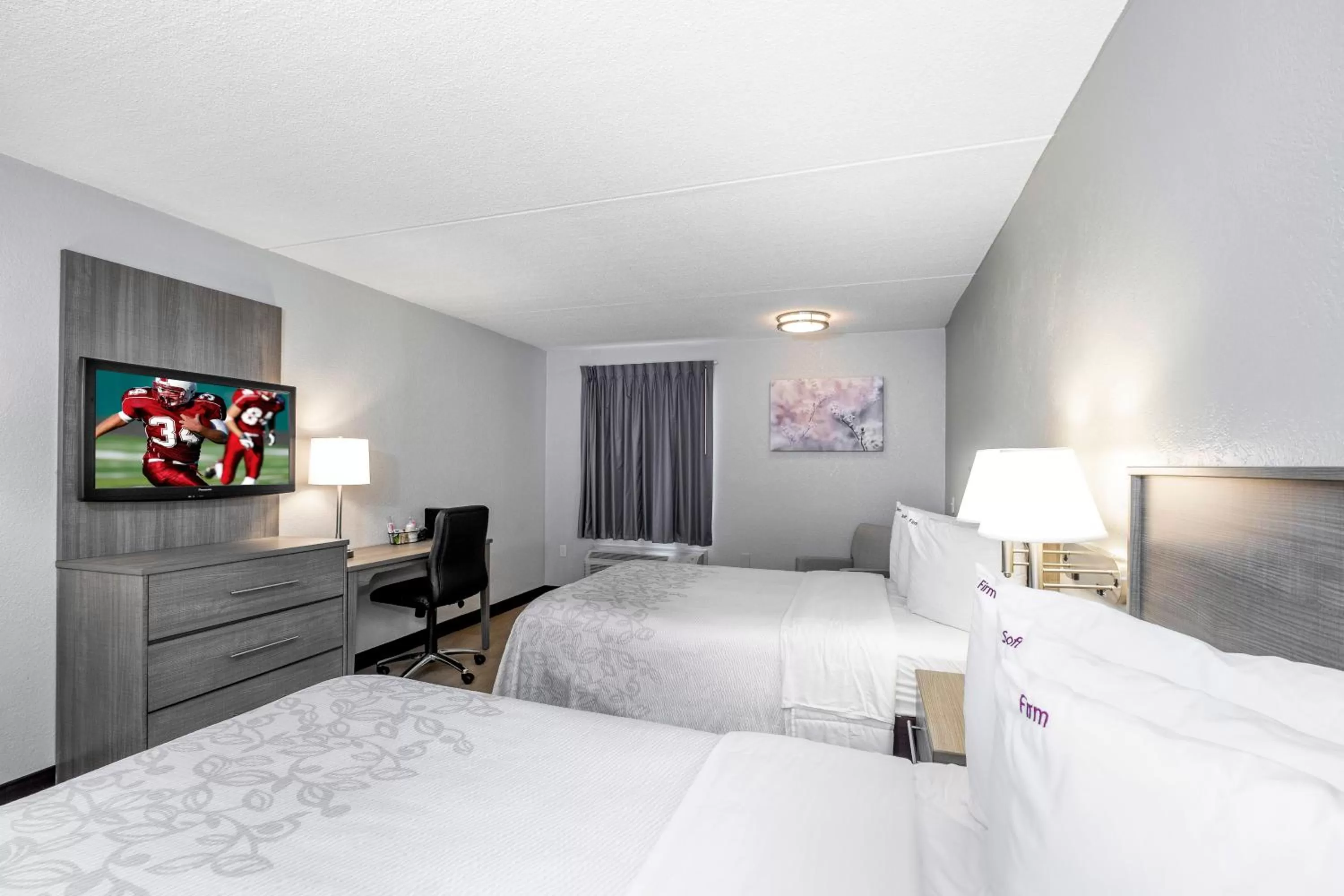 Photo of the whole room, Bed in Red Roof Inn PLUS Boston - Mansfield - Foxboro