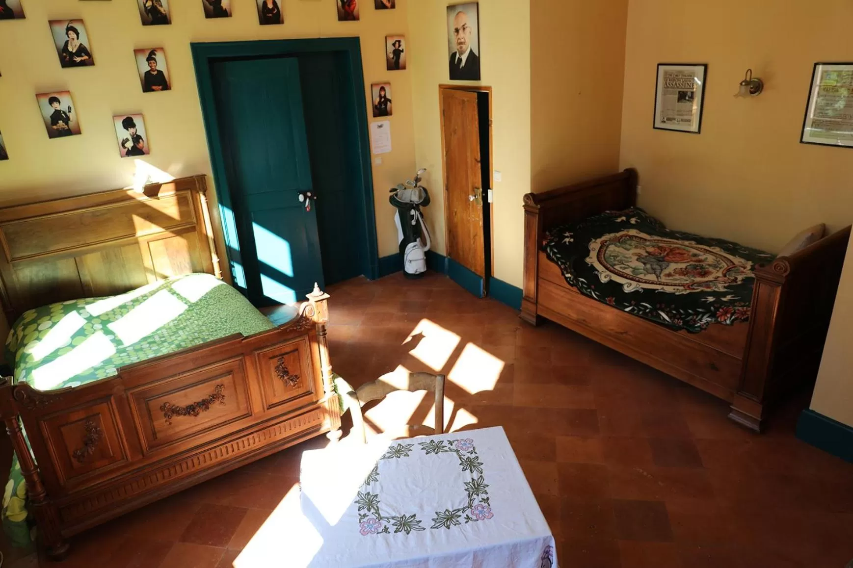 Photo of the whole room, Bed in La Maison du Saula