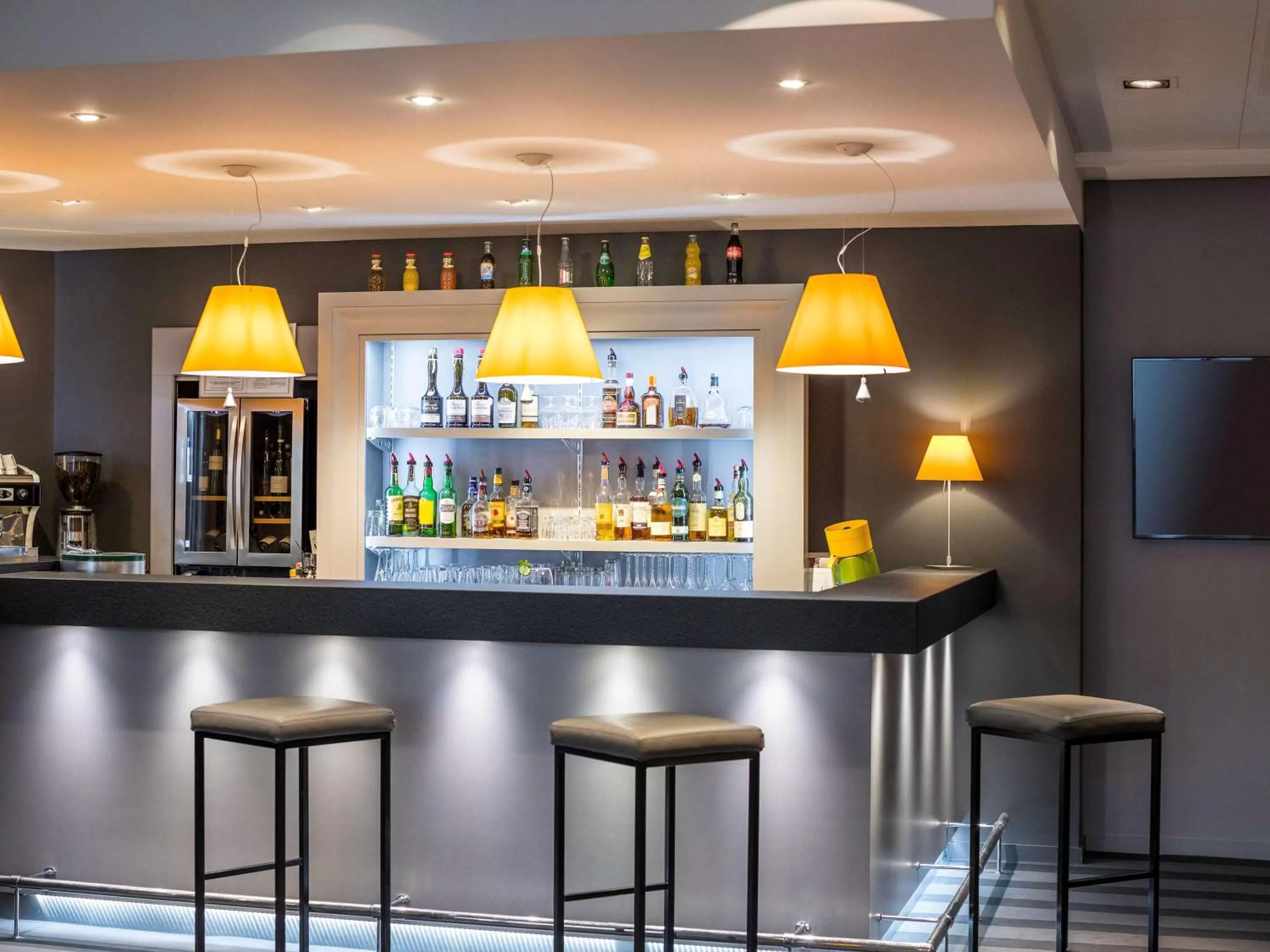 Lounge or bar in Mercure Caen Centre Port De Plaisance