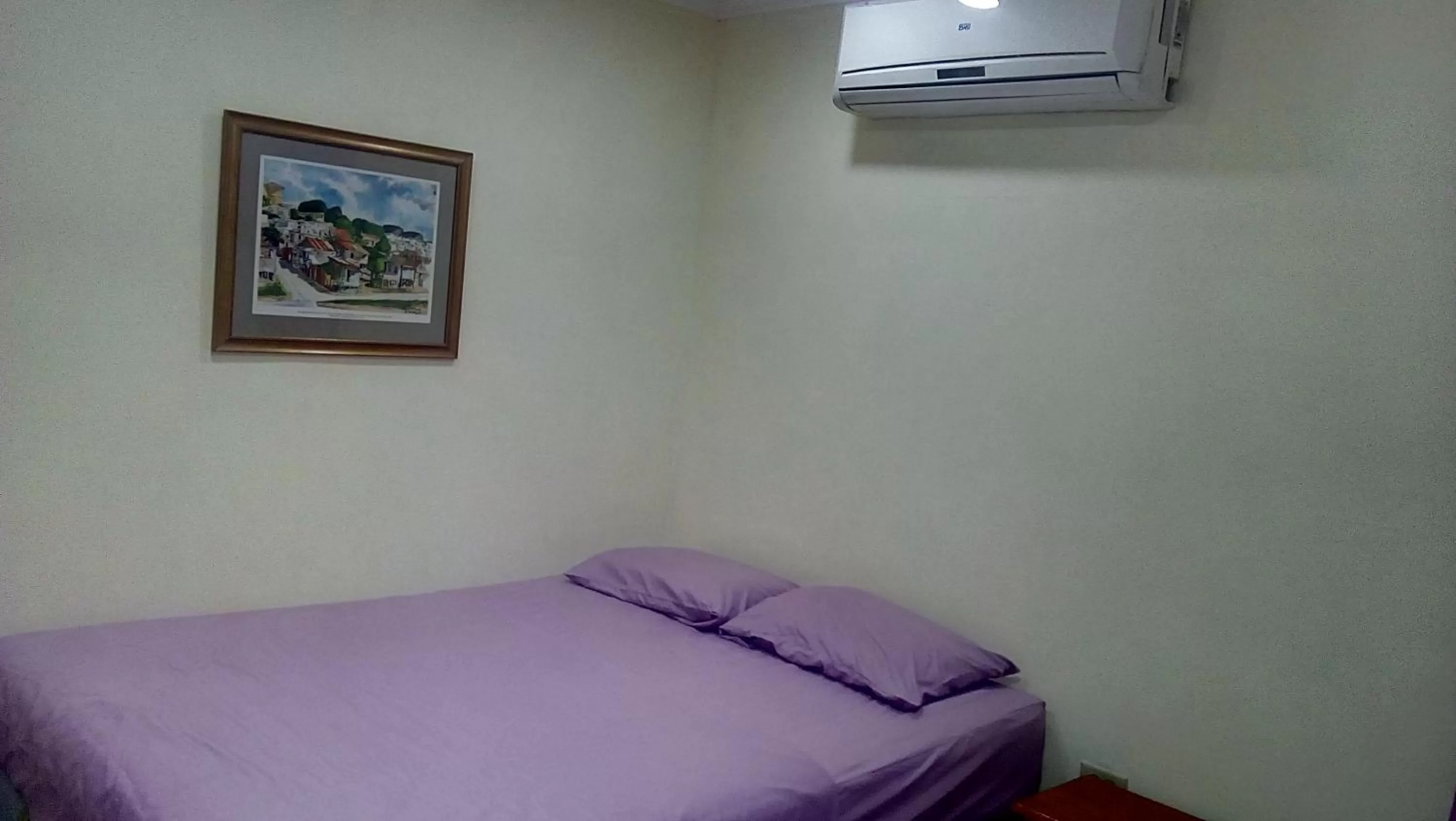 Bedroom, Bed in Woodbrook on the Avenue