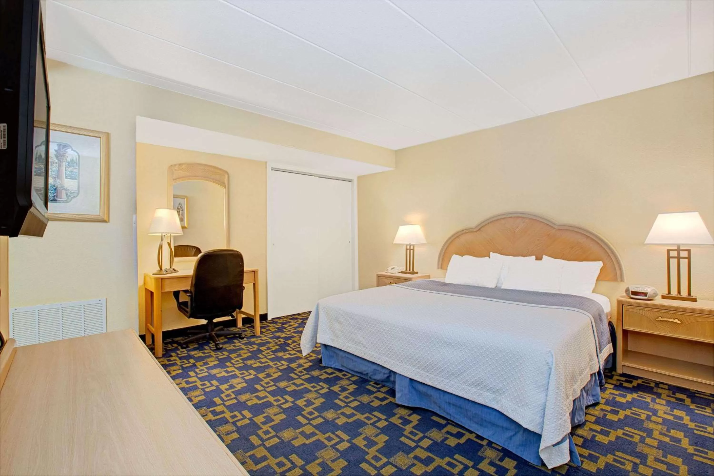Photo of the whole room, Bed in Windsor Hotel