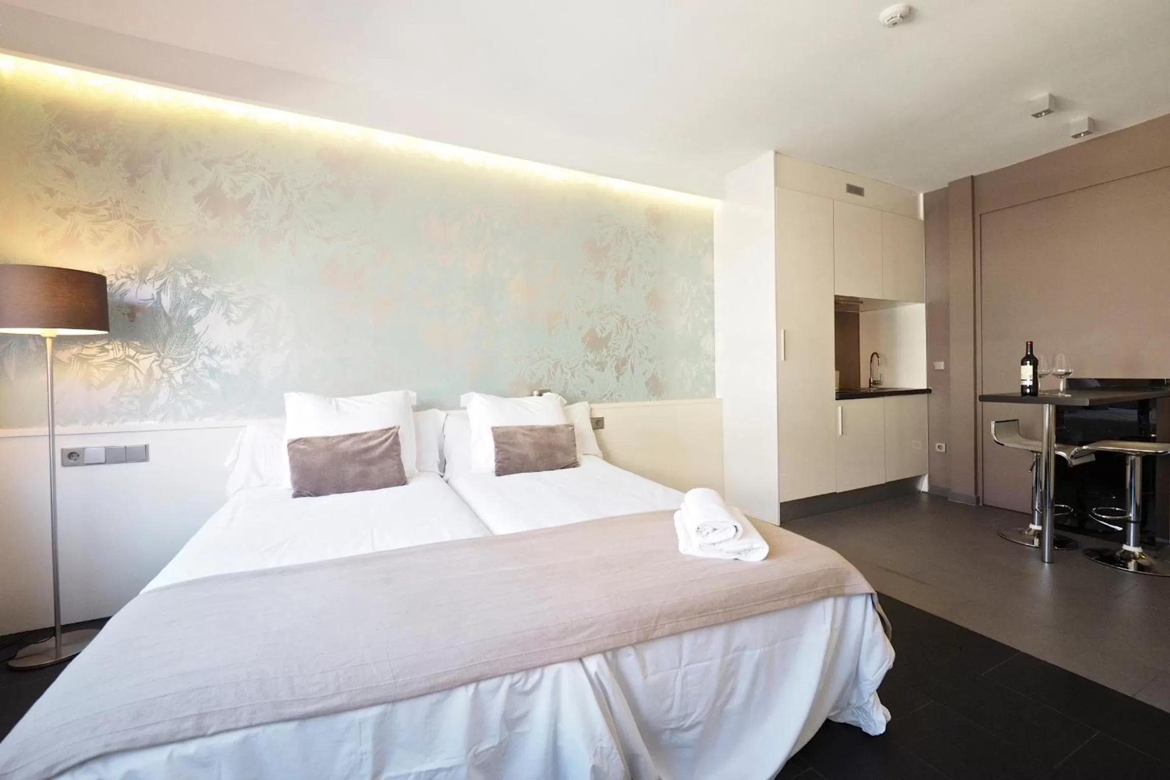 Photo of the whole room, Bed in Barcelona Fifteen central Aparthotel