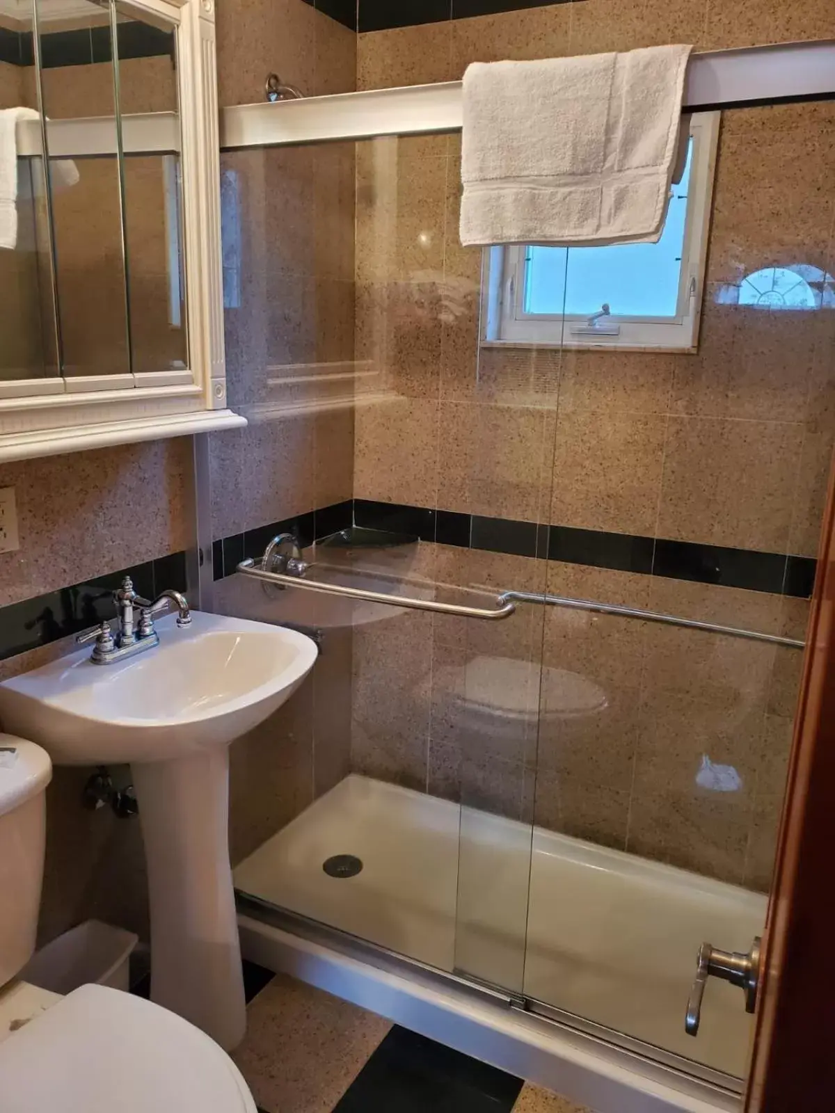 Queen Room with Sea View - single occupancy in Golden Gate Lodging Queen Room with Sea View - single occupancy in Golden Gate Lodging