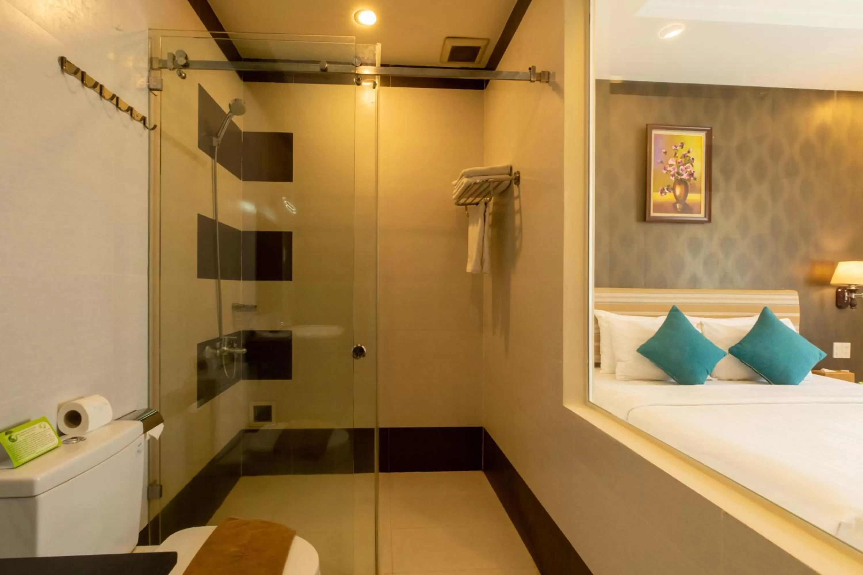 Shower, Bed in Airport Saigon Hotel - Gần ẩm thực đêm chợ Phạm Văn Hai