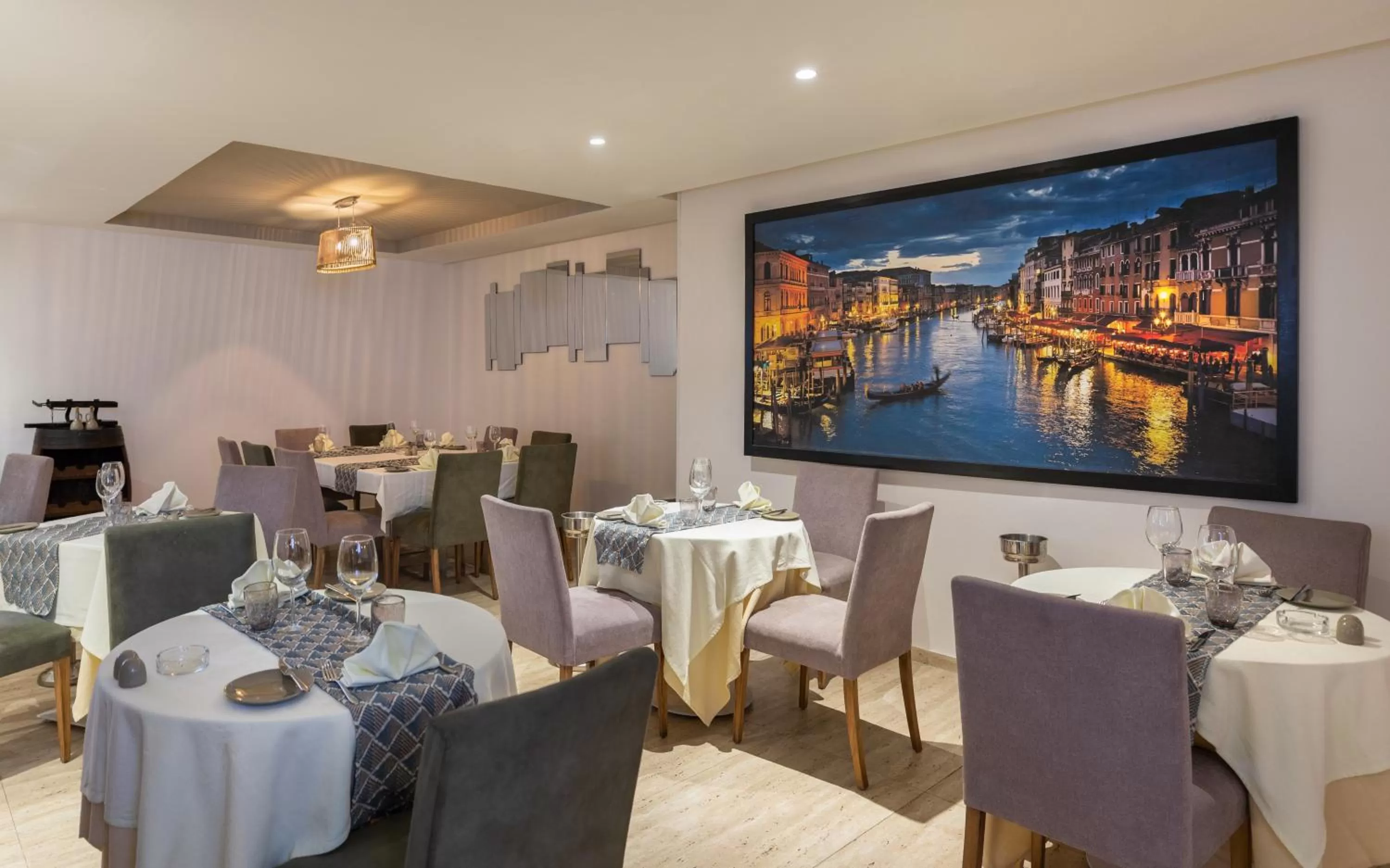 Restaurant/places to eat in Golden Tulip El Mechtel