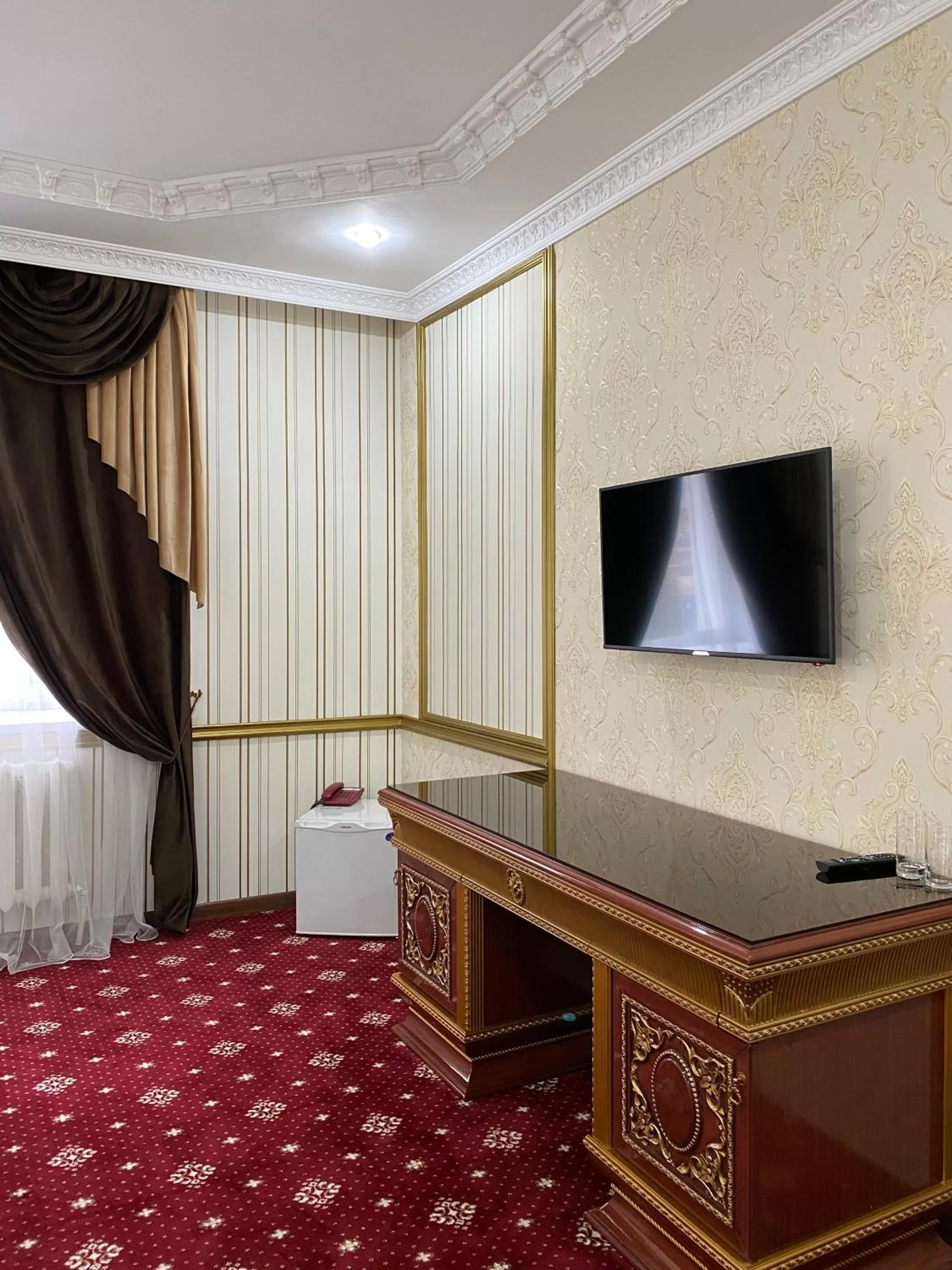 TV and multimedia, TV/Entertainment Center in Lion Hotel