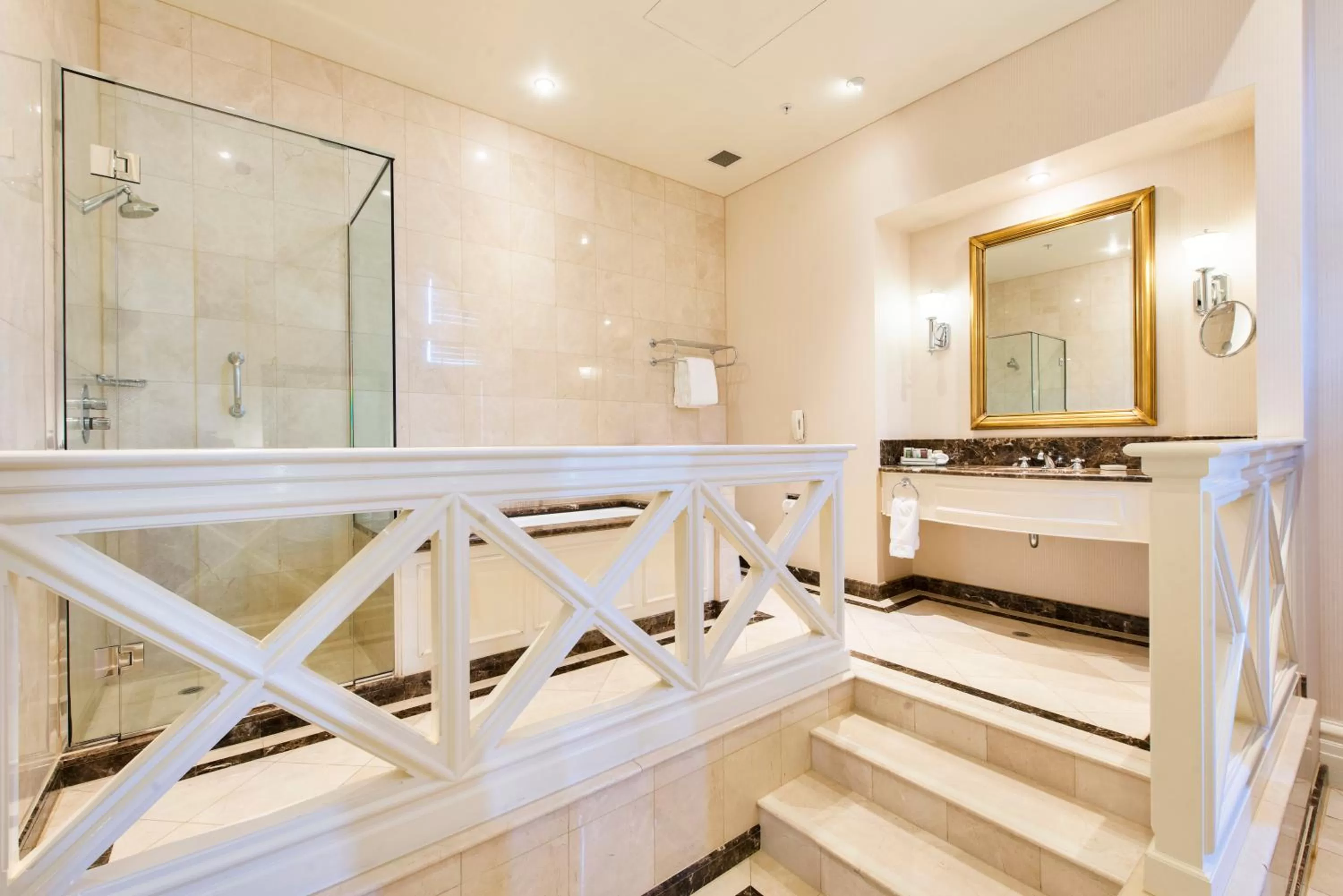 Shower, Bed in Treasury Brisbane