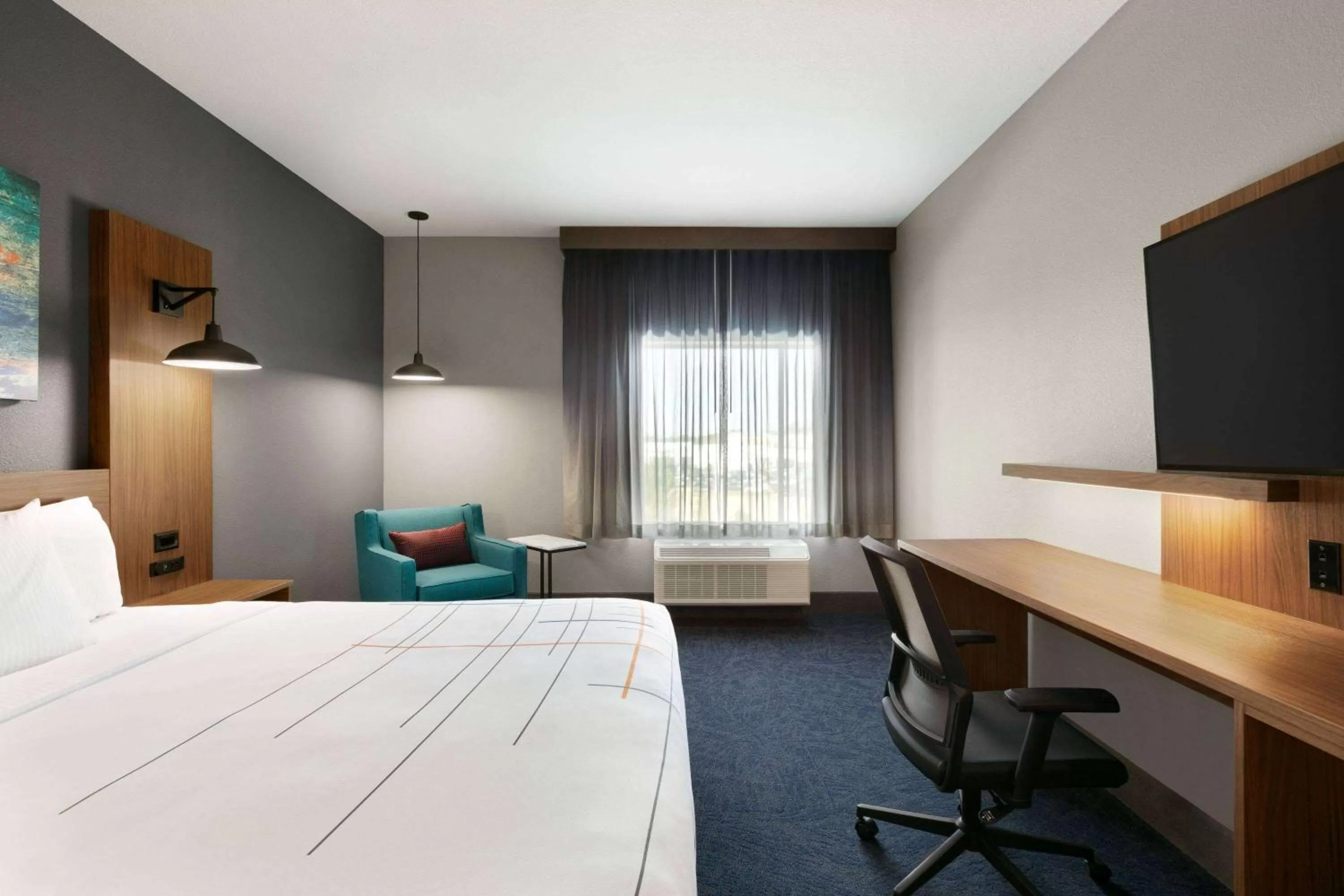 Photo of the whole room, Bed in La Quinta Inn & Suites by Wyndham College Station North