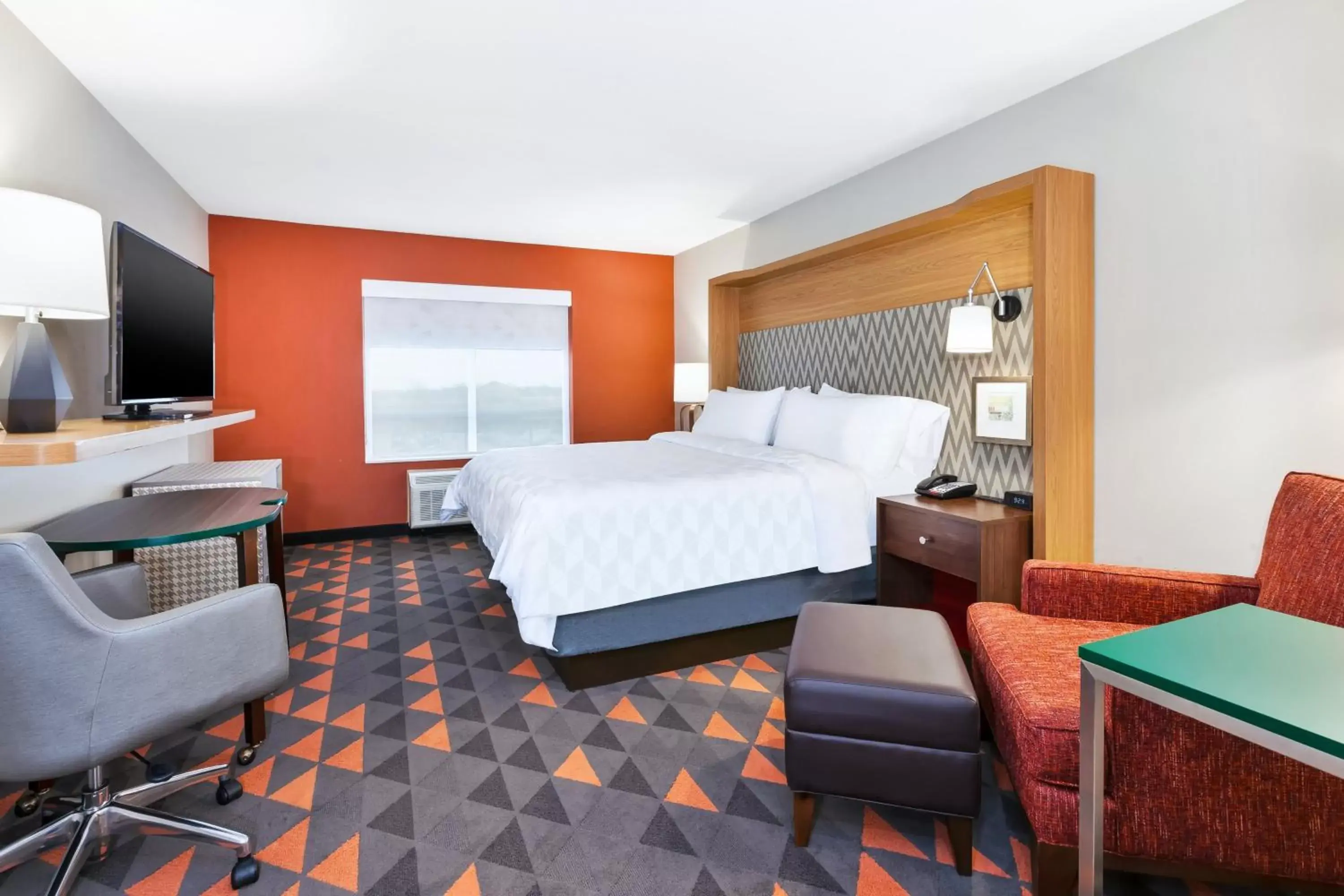 Standard King Room with Roll-In Shower - Communications Access in Holiday Inn & Suites - Toledo Southwest - Perrysburg by IHG Standard King Room with Roll-In Shower - Communications Access in Holiday Inn & Suites - Toledo Southwest - Perrysburg by IHG
