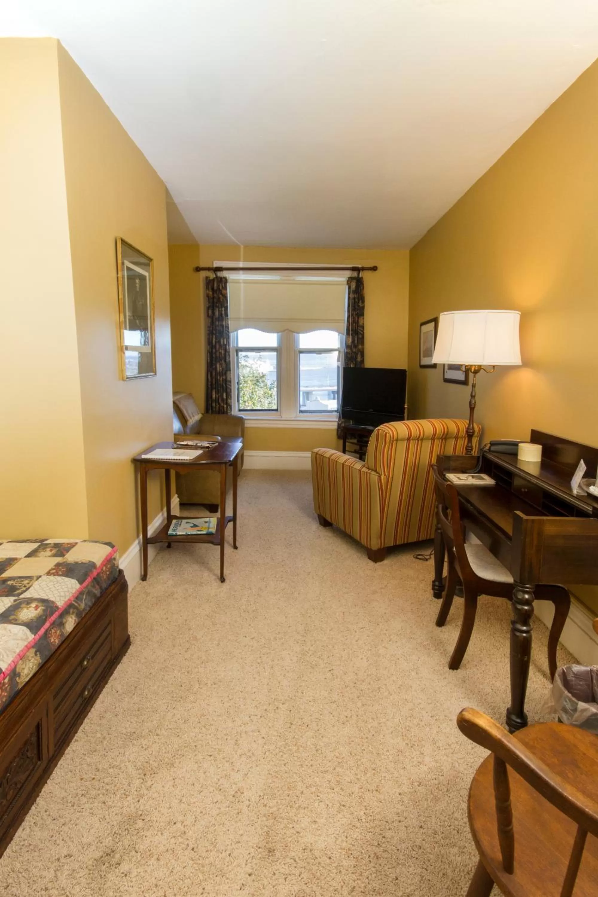 Living room, Bed in Homeport Historic B&B
