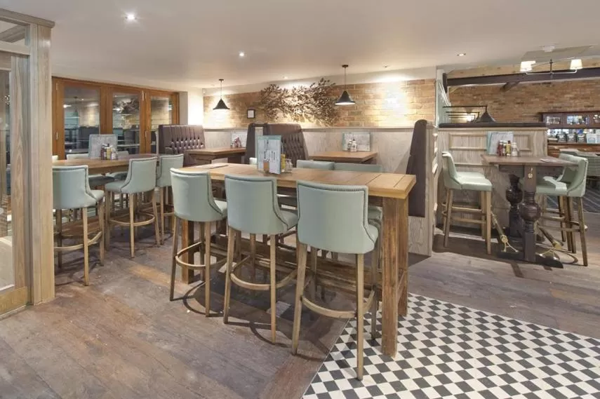 Restaurant/places to eat, Lounge/Bar in The Queen Hotel Wetherspoon