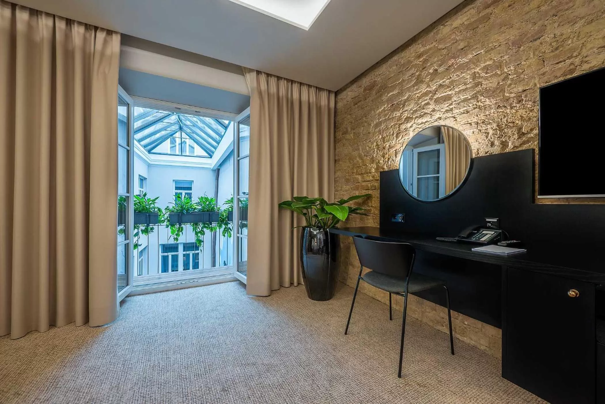 Photo of the whole room in Artagonist Art Hotel