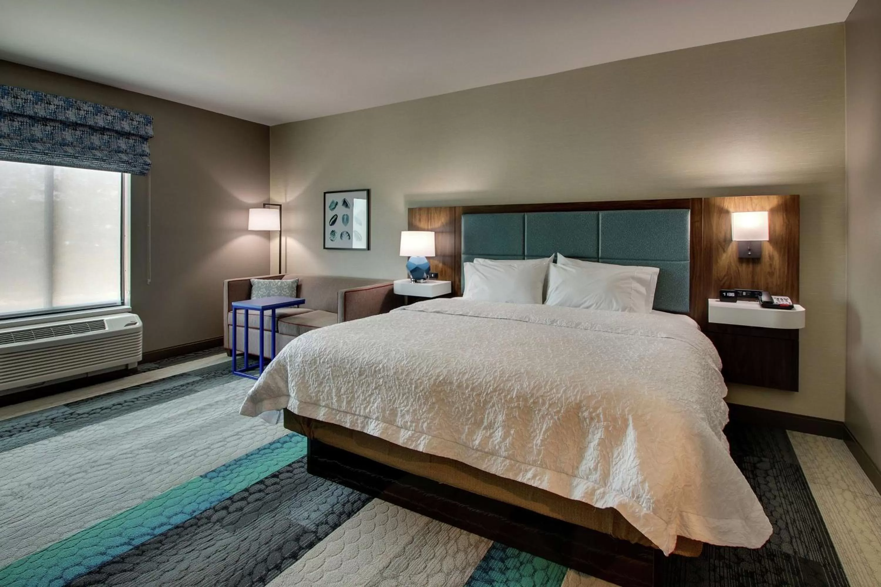 Living room, Bed in Hampton Inn & Suites By Hilton Southport