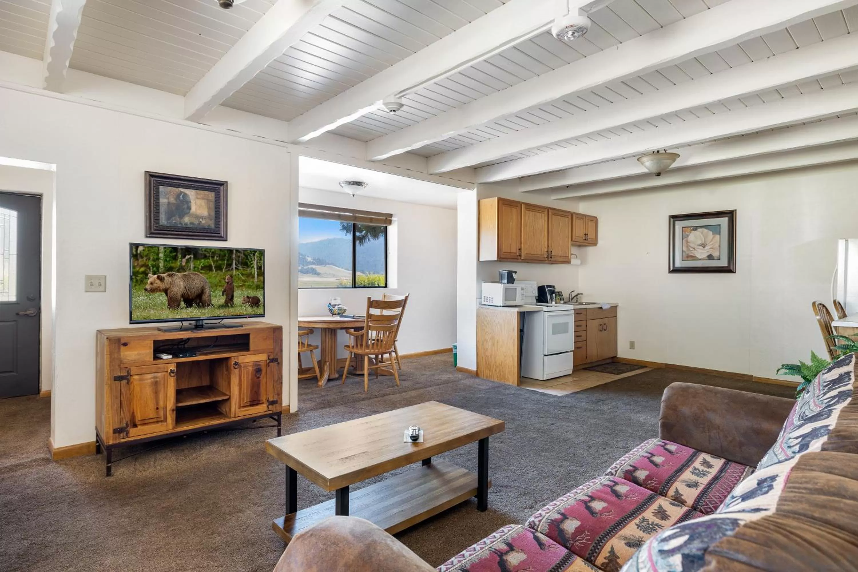 Kitchen or kitchenette in Elk Refuge Inn