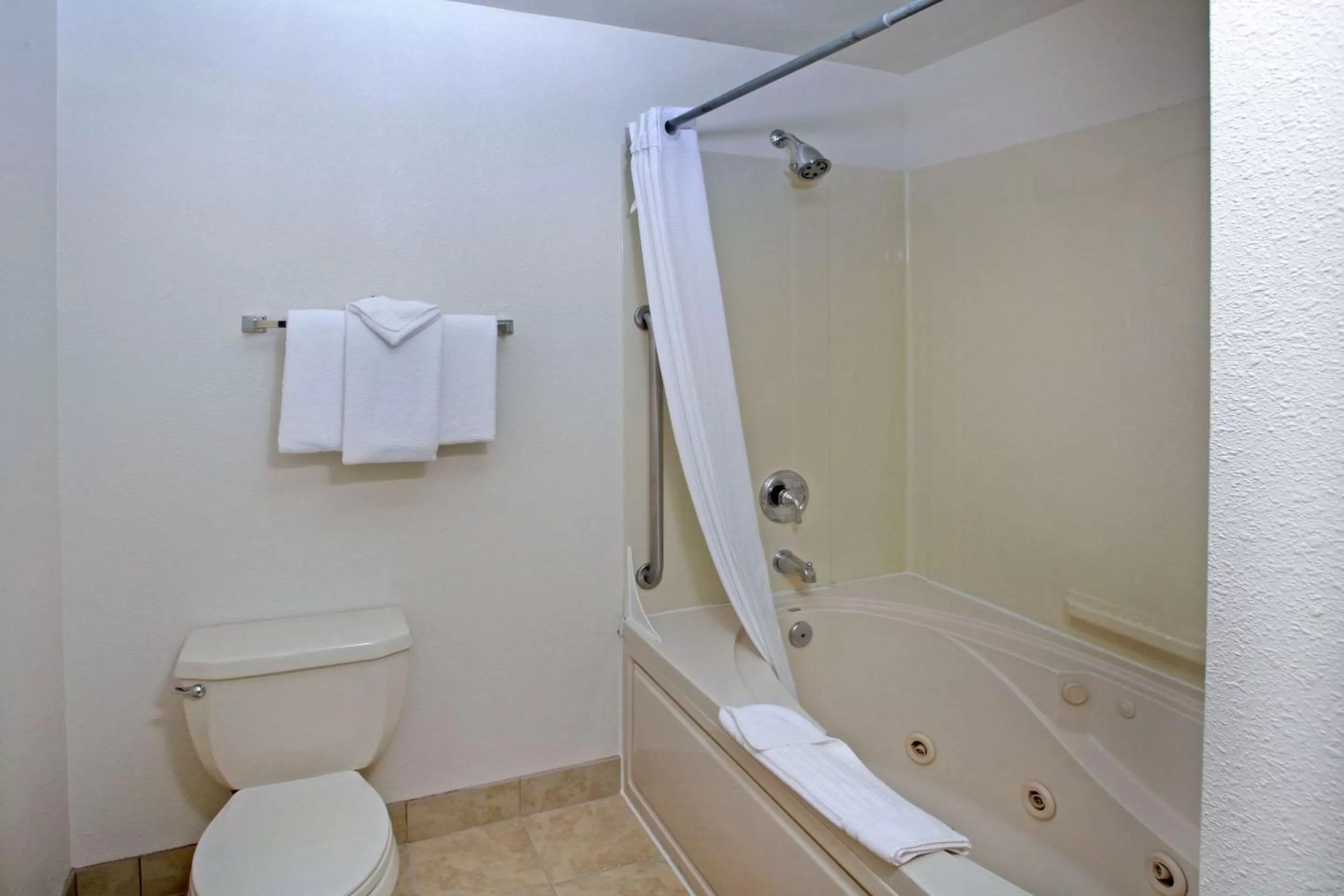 Bedroom in Clarion Inn Surfrider Resort