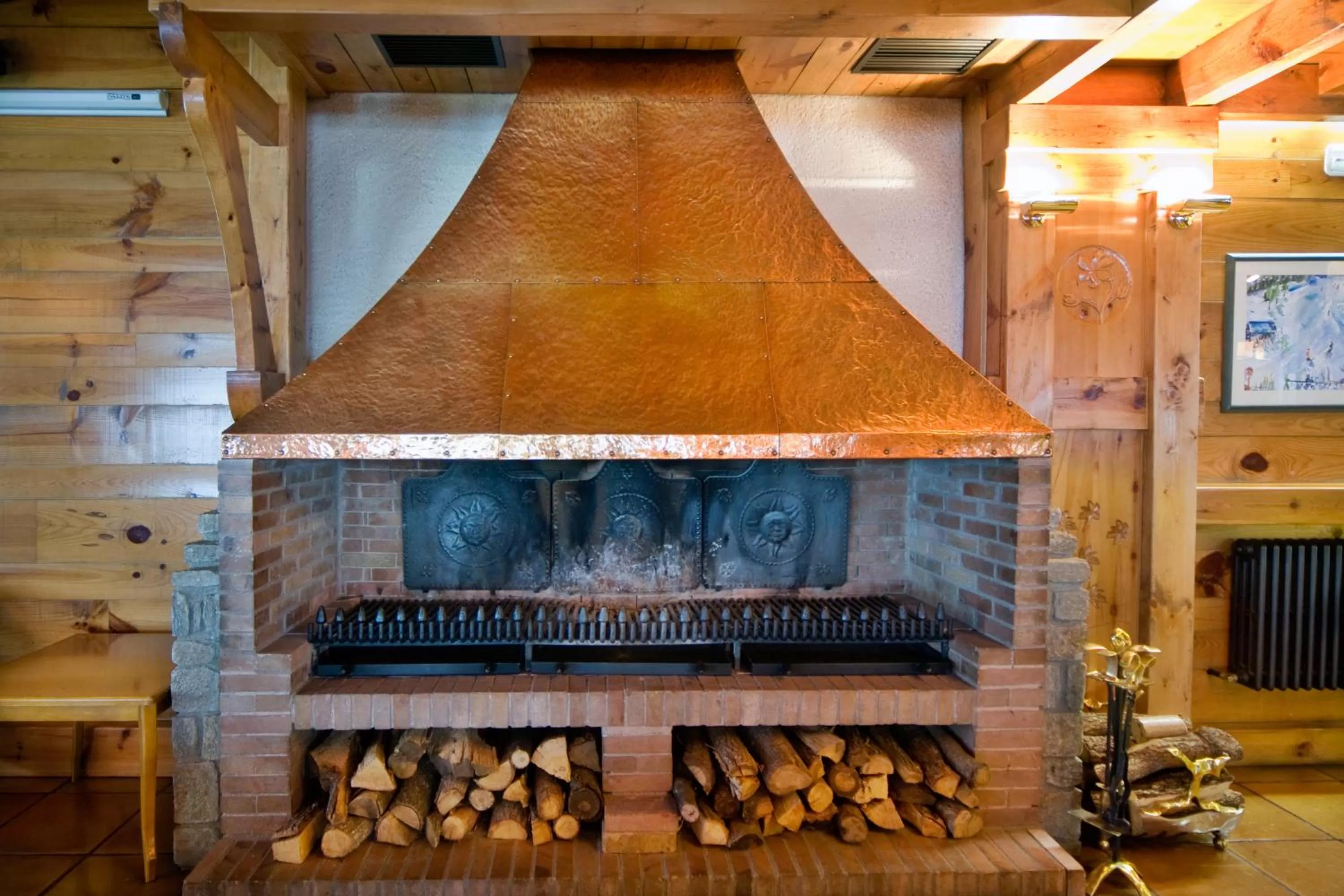 Communal lounge/ TV room in Rutllan & Spa