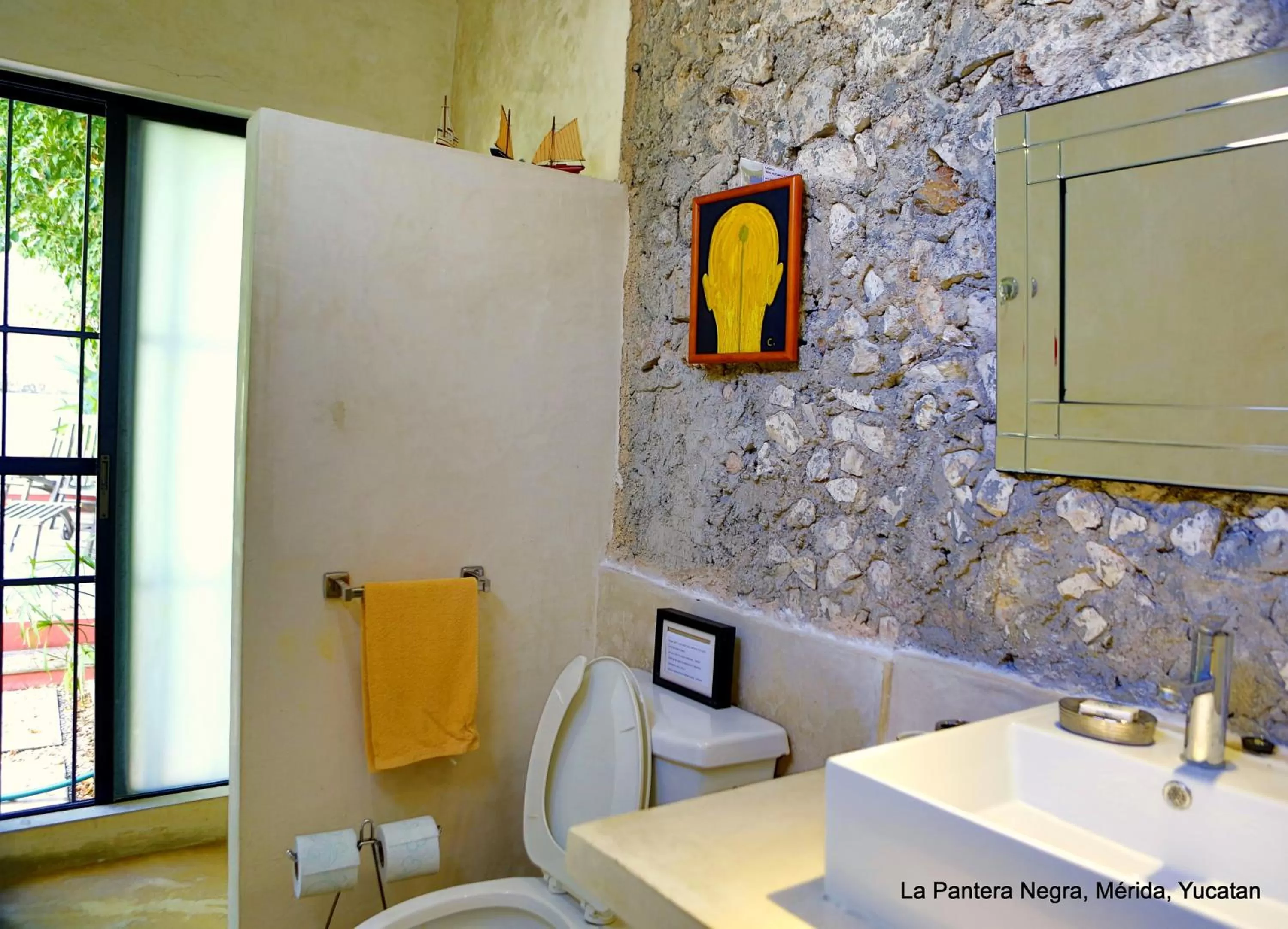 Bathroom in La Pantera Negra