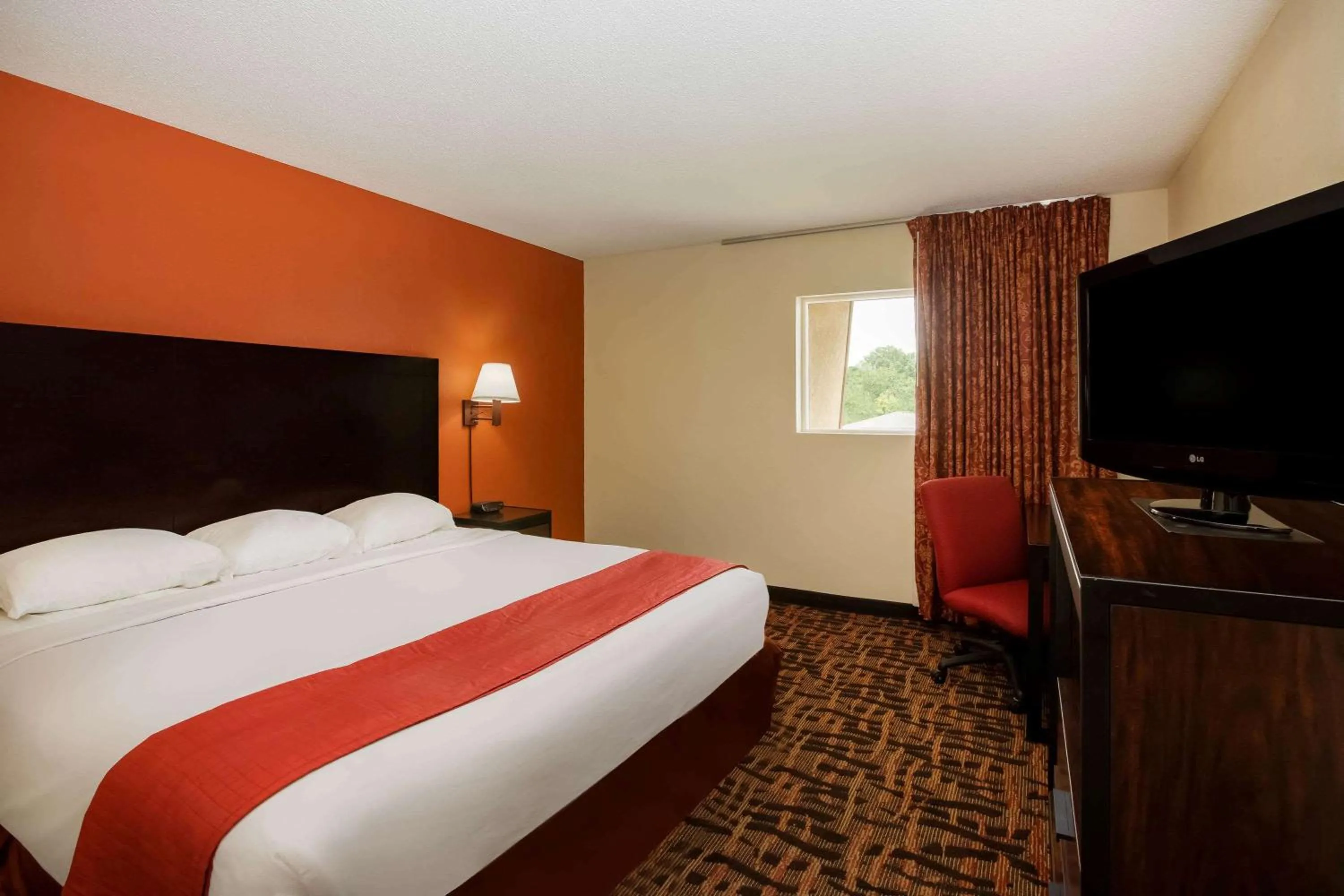 Photo of the whole room, Bed in Super 8 by Wyndham Lawrence KU