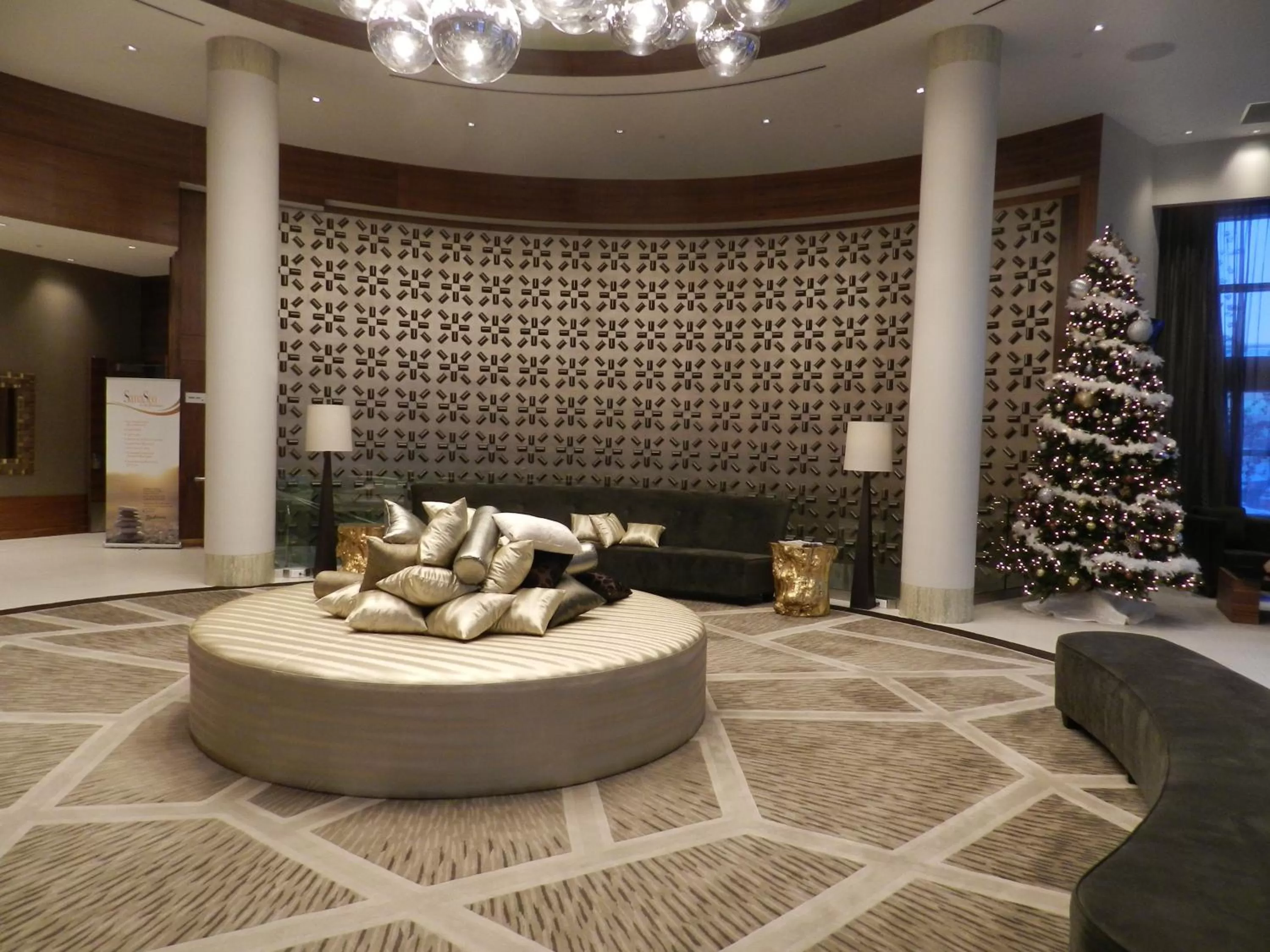 Lobby or reception in Radisson Hotel & Conference Centre Calgary Airport