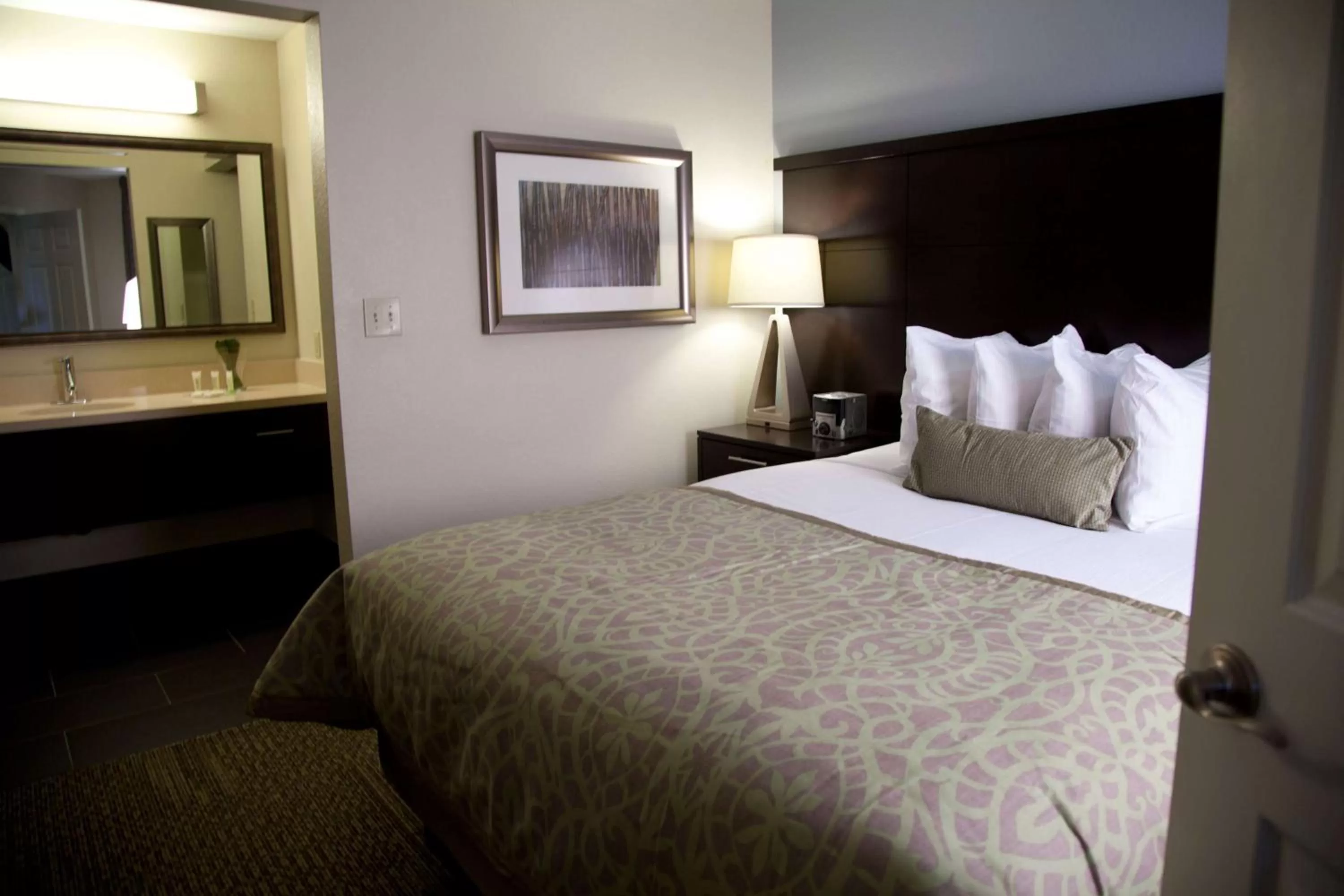 One-Bedroom Queen Suite with Bathtub - Mobility Accessible in Sonesta ES Suites San Jose - Airport