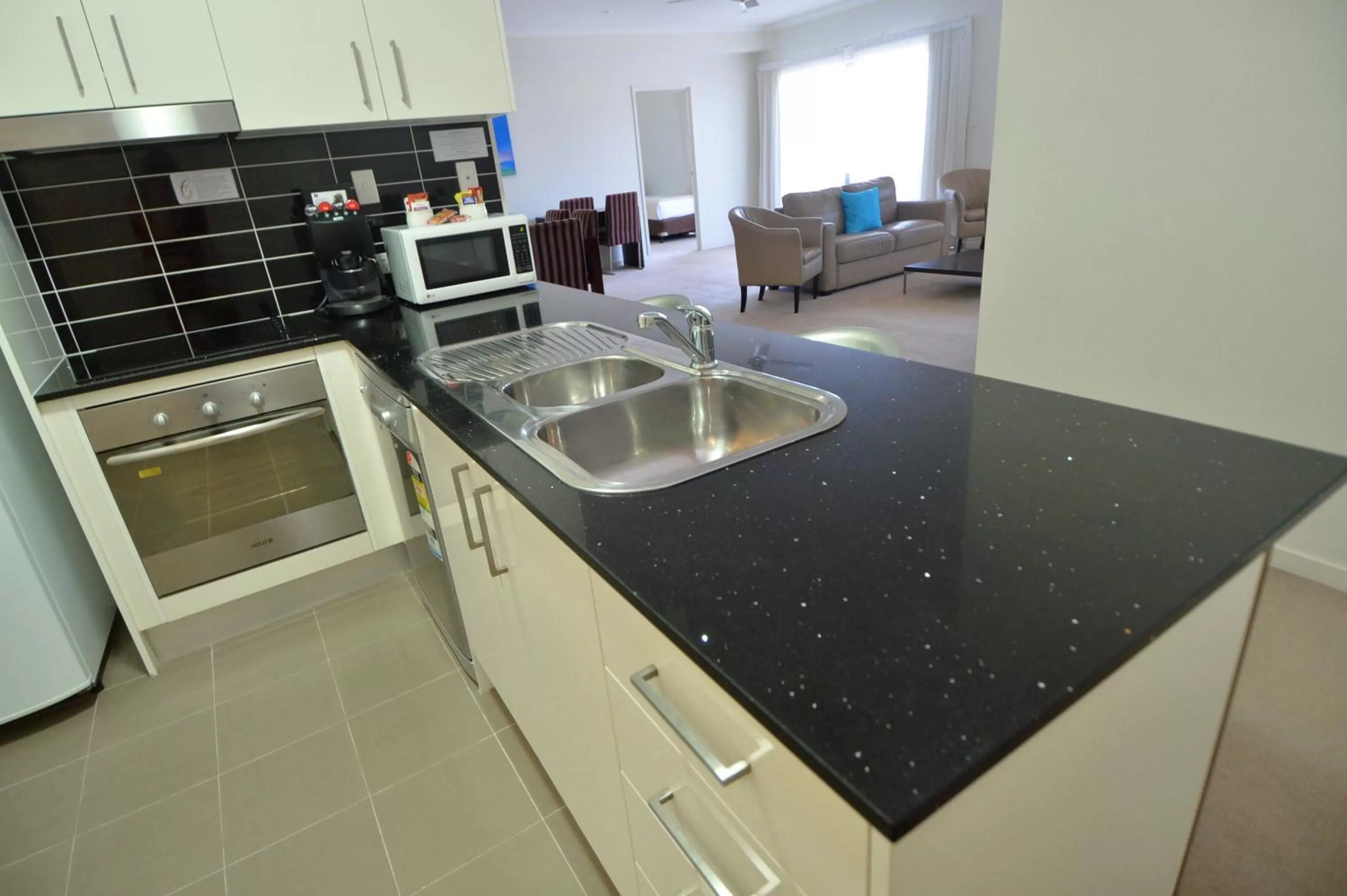 Kitchen or kitchenette in Gladstone City Central Apartment Hotel Official